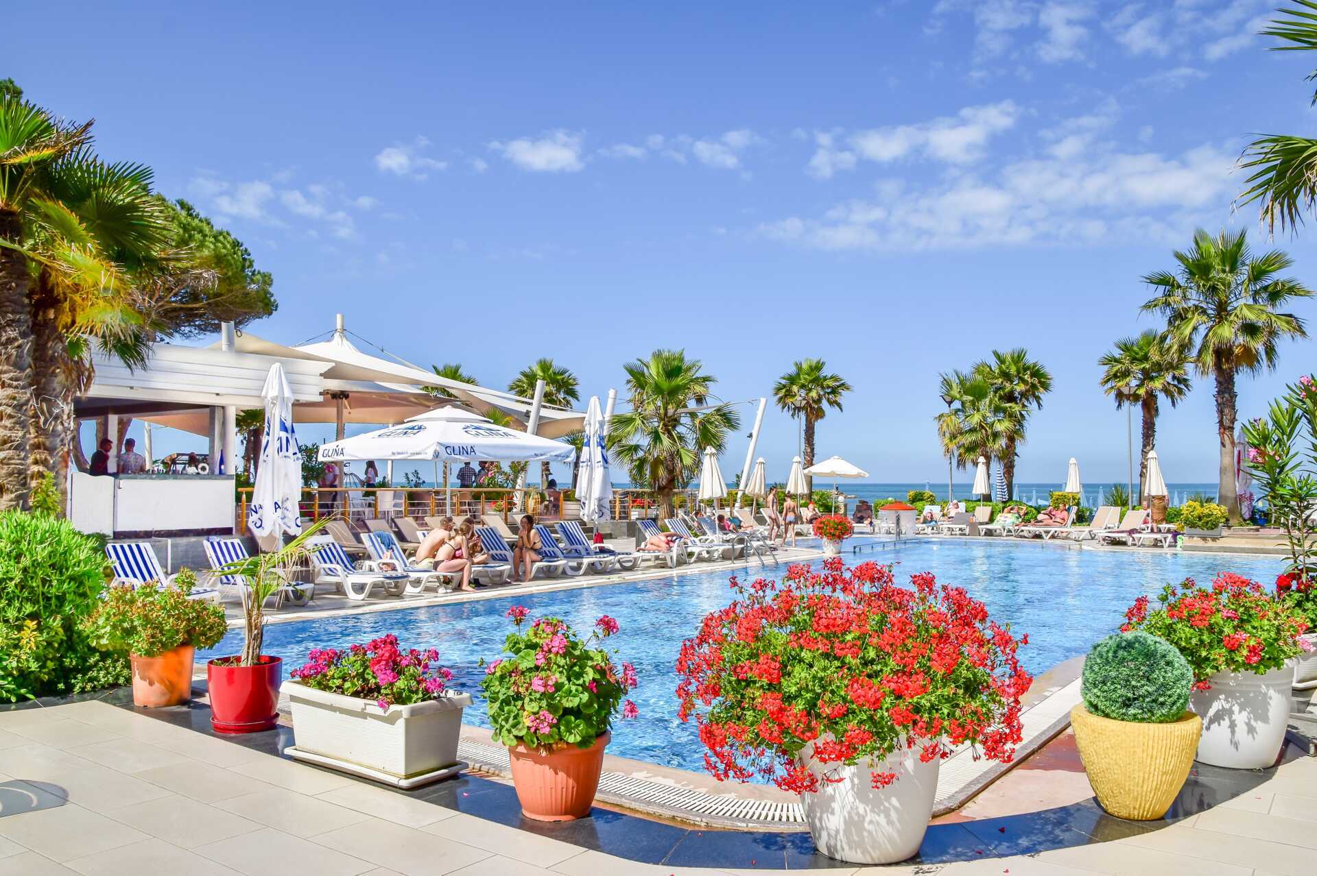 Bassengområdet på Fafa Premium på Durres riviera i Albania.