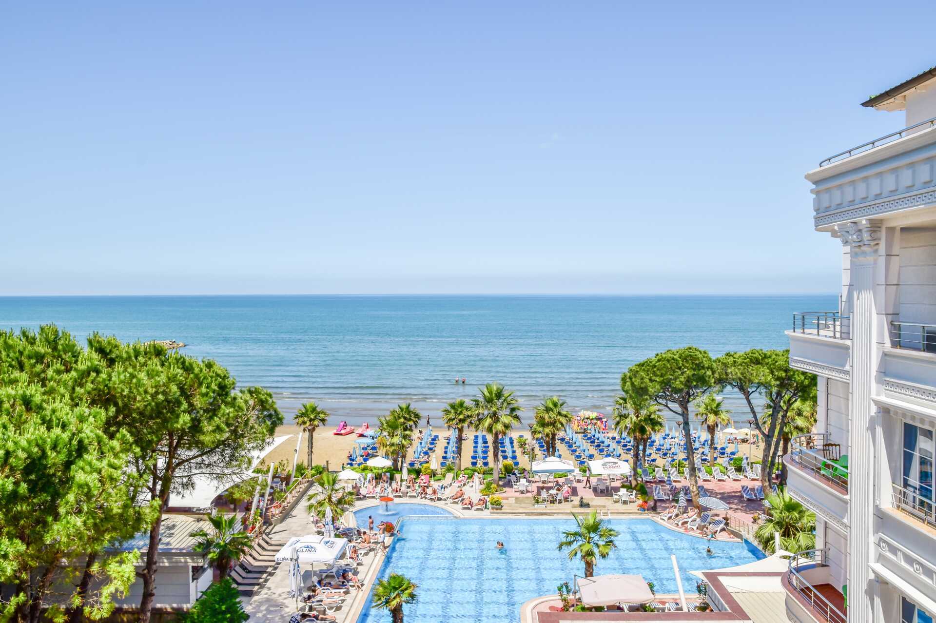 Bassengområdet på Fafa Premium på Durres riviera i Albania.