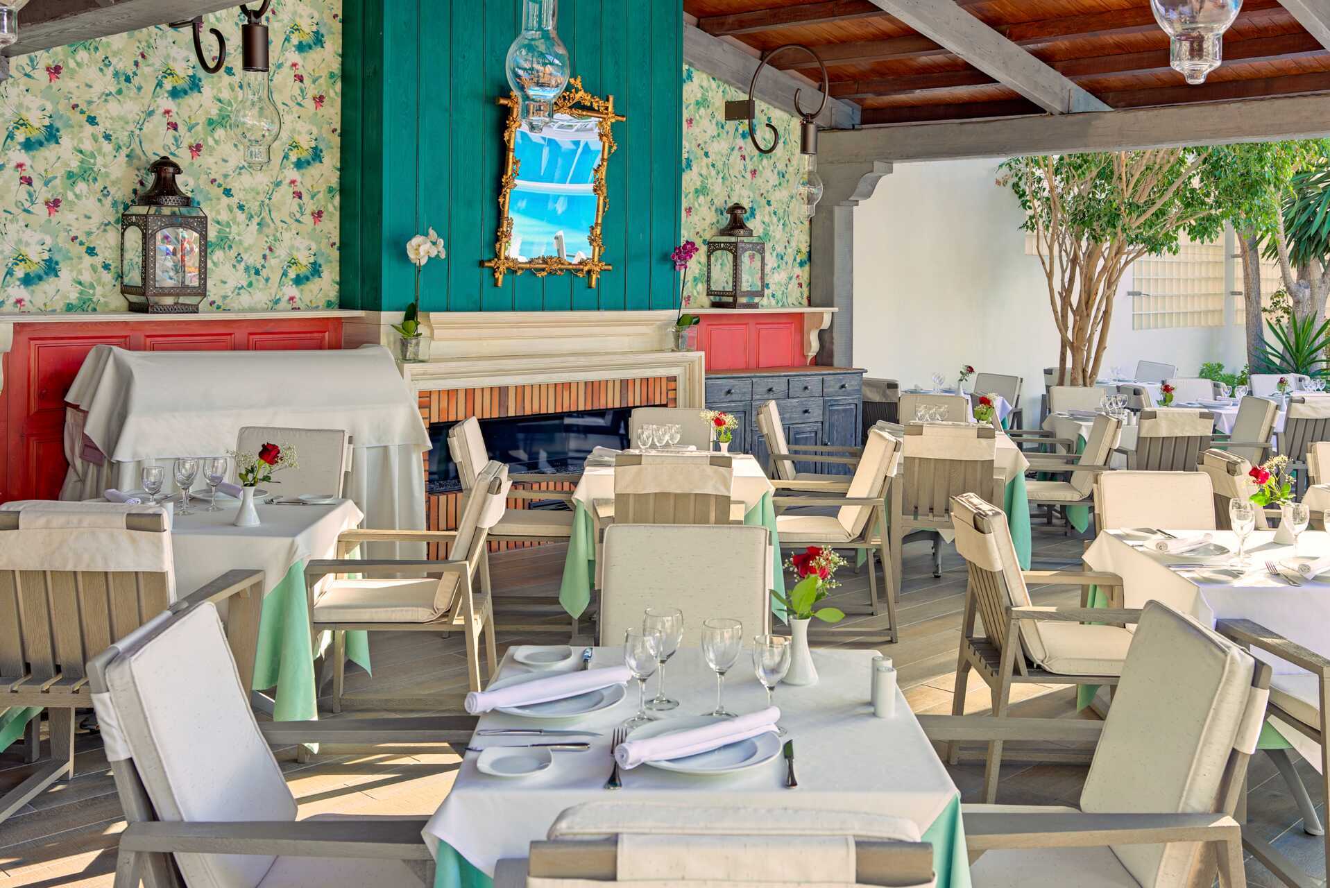 Poolbaren på Adrian Colon Guanahani i Playa de las Americas, Tenerife.