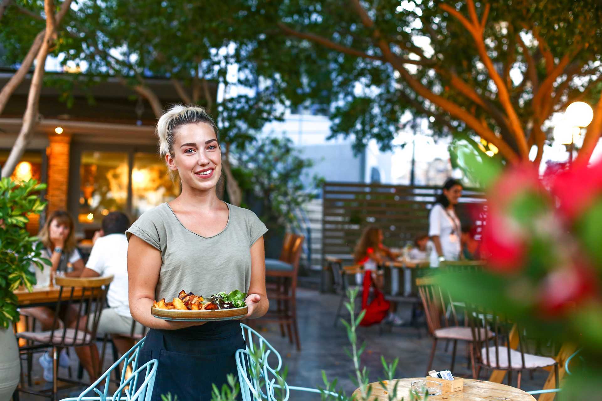 Deilig mat i restaurantene langs havnepromenaden i Agios Nikolaos på Kreta