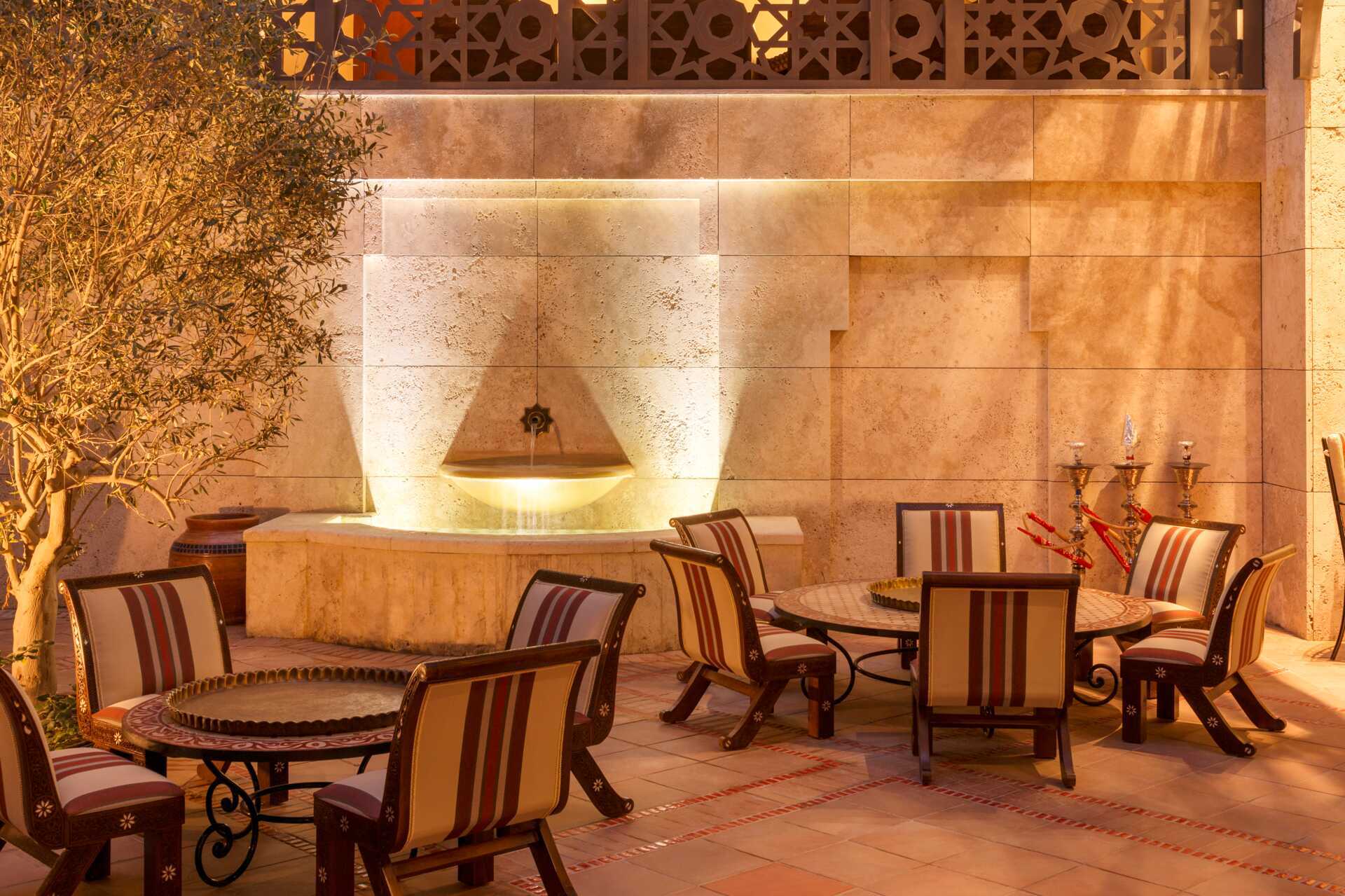 Bar på Ajman Saray, et Luxury Collection Resort i Ajman, De forente arabiske emirater.