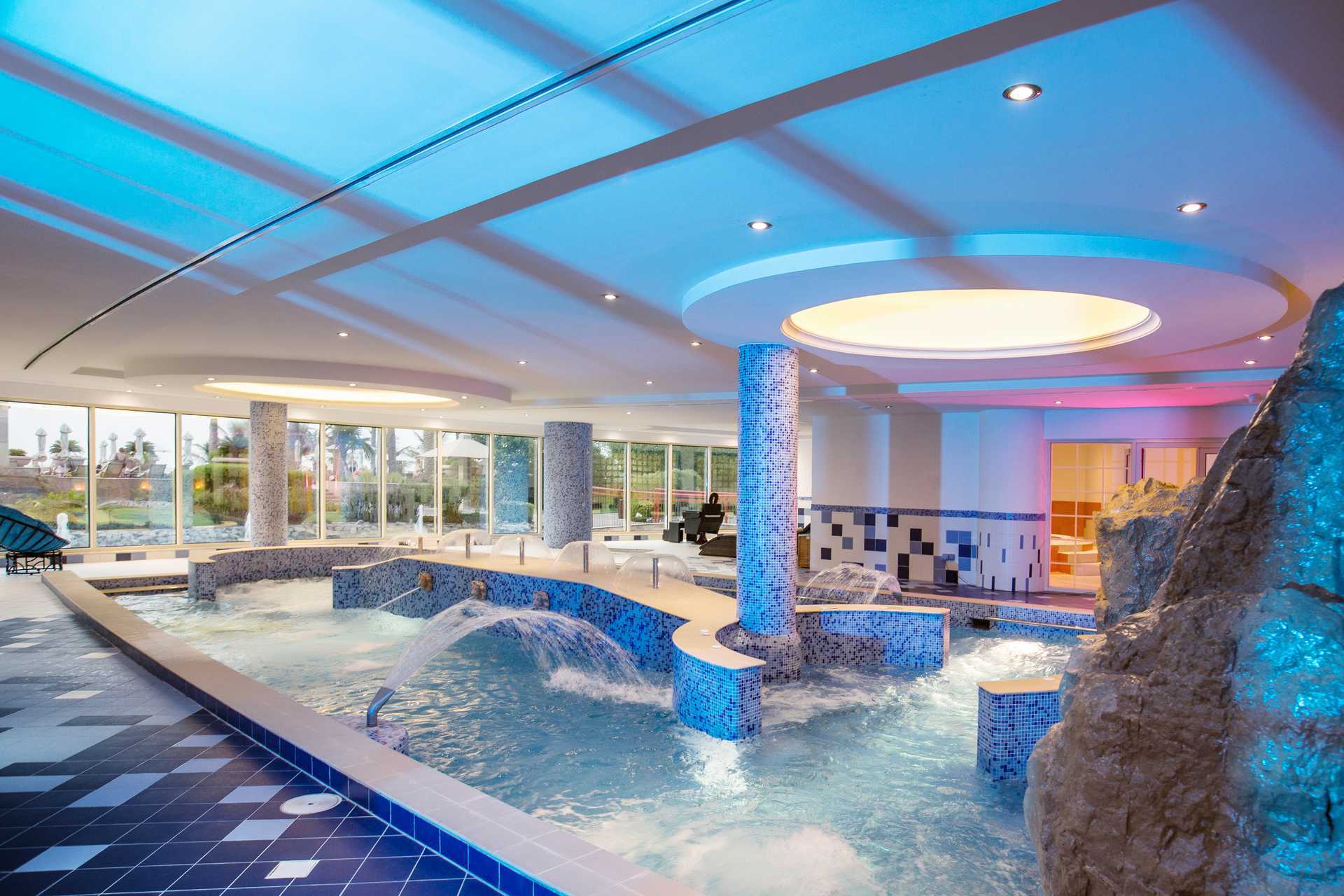 Innendørsbassenget på Al Raha Beach i Abu Dhabi, De forente arabiske emirater.