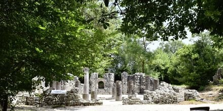 Byen Butrint ved Ksamil ble grunnlagt på 800-tallet f. Kr og er i dag et arkeologisk utgravningsfelt. 