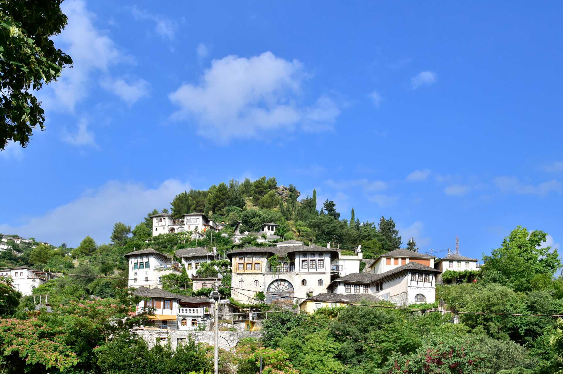 Den gamle delen av byen Gjirokaster som har aner helt tilbake til det Osmanske riket på 1400-tallet. Hit kan du dra på utflukt. 