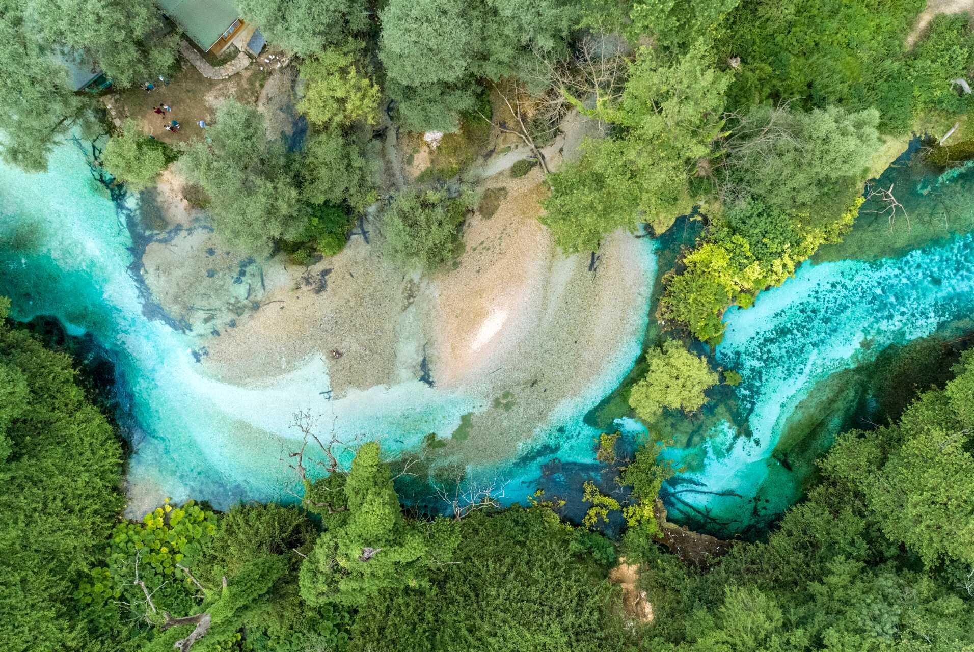 Det er mulig å dra på utflukt til Syri i Kaltër – Det blå øyet – utenfor Saranda.