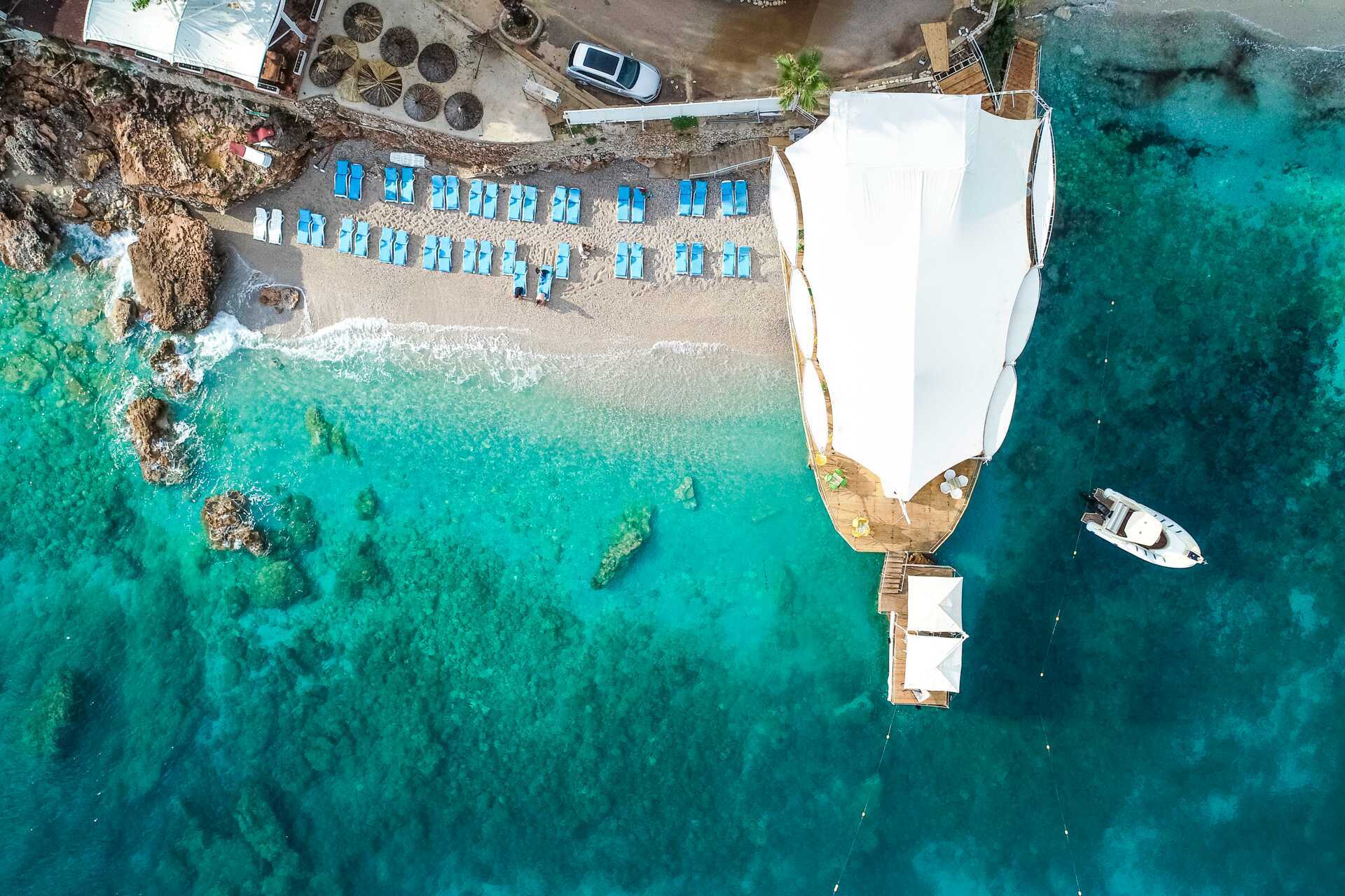 Den kjente baren i Dhermi er bygd som en seilbåt.