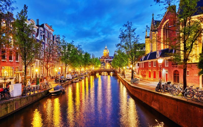 Kanal i Amsterdam om kvelden.
