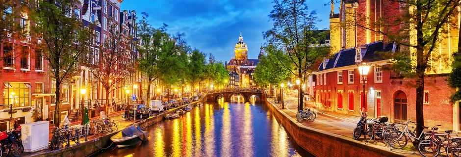 Kanal i Amsterdam om kvelden.