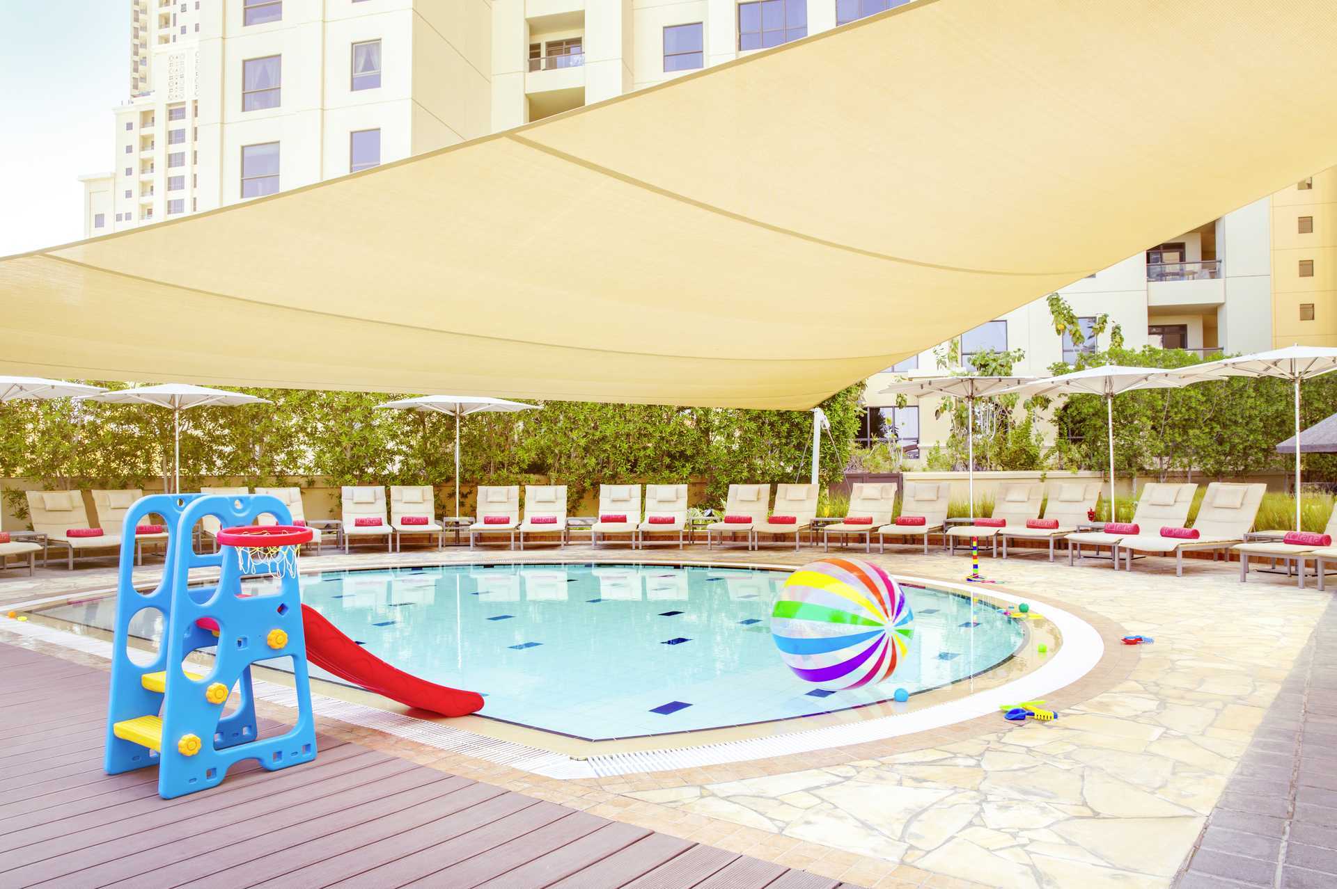 Barnebasseng på Amwaj Rotana Jumeirah Beach i Dubai, De forente arabiske emirater.