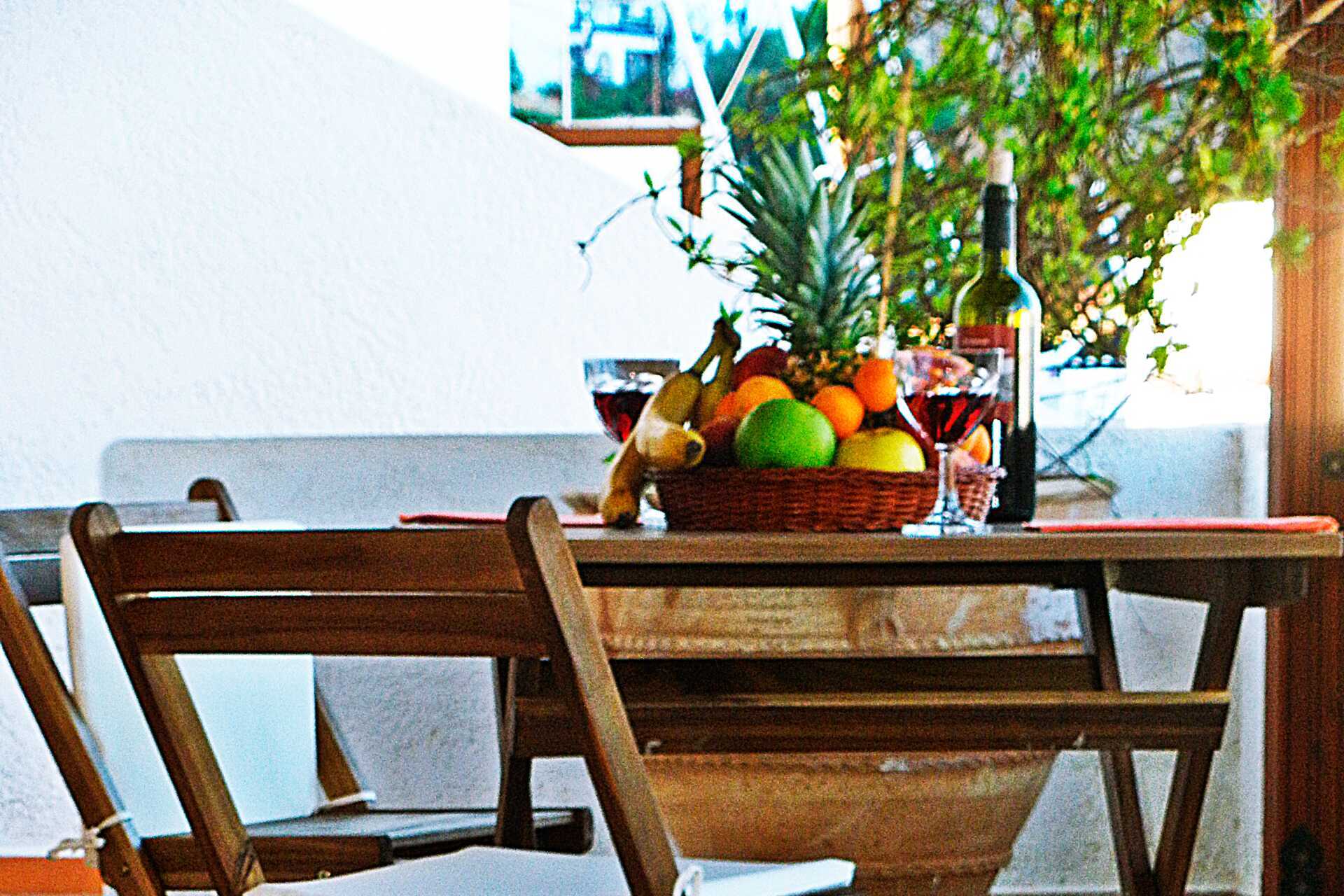 Uteplass – Hotel Apollo på Tilos