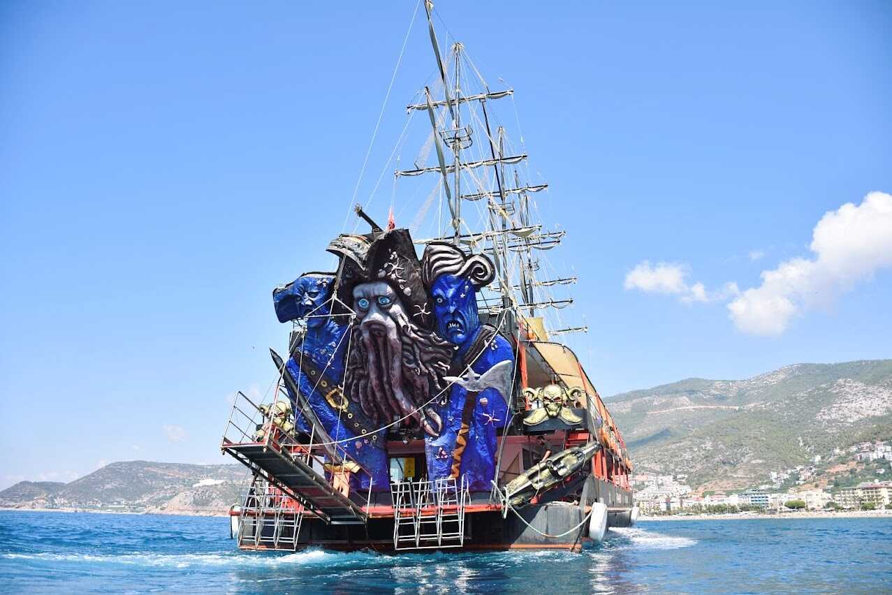 Badebåt fra Alanya – med underholdning