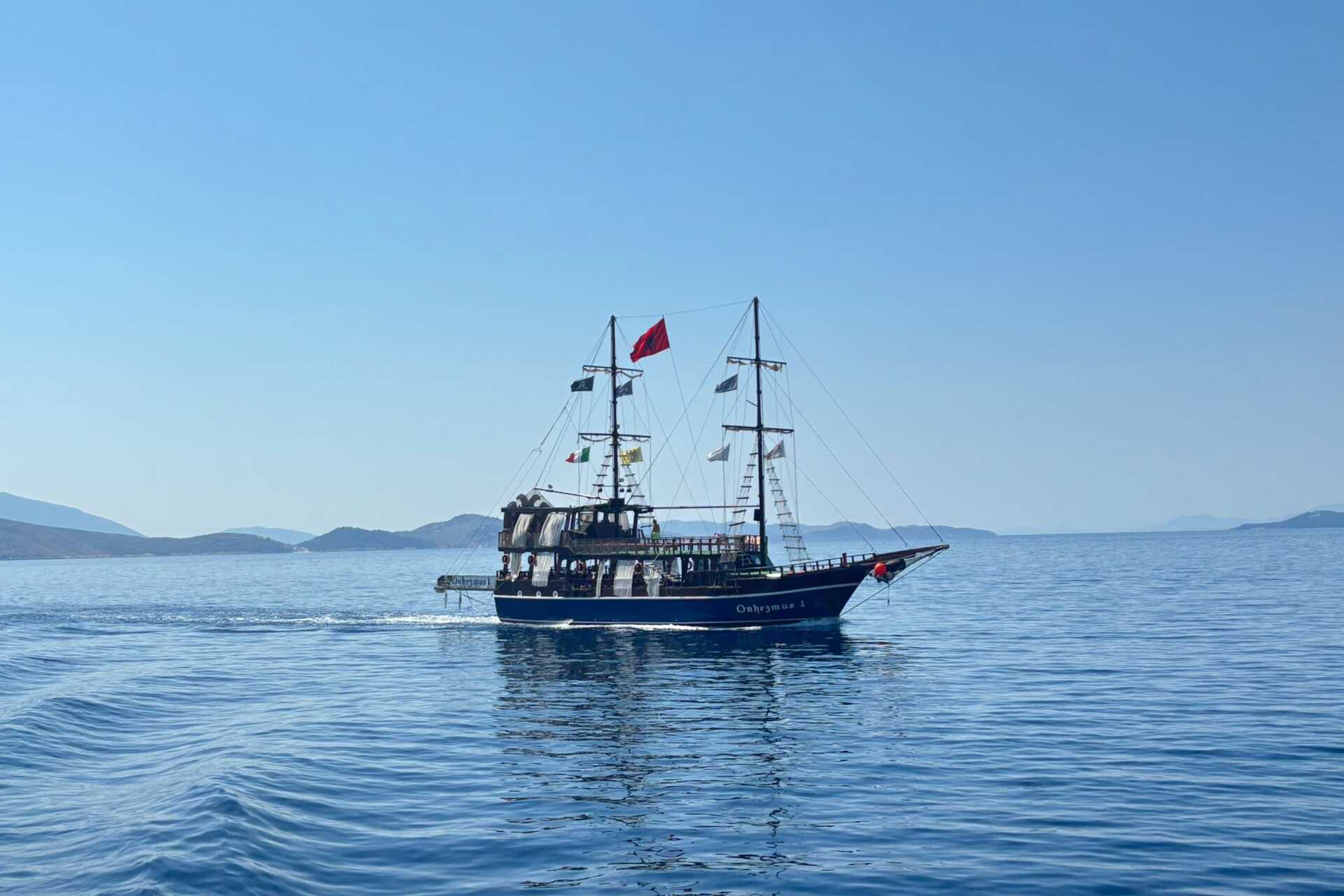 Badebåt langs Albanias kyst