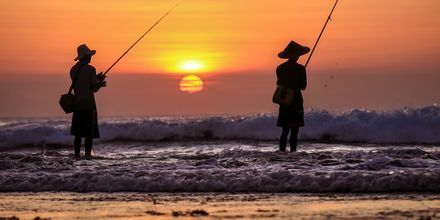 Fiskere i solnedgang i Jimbaran