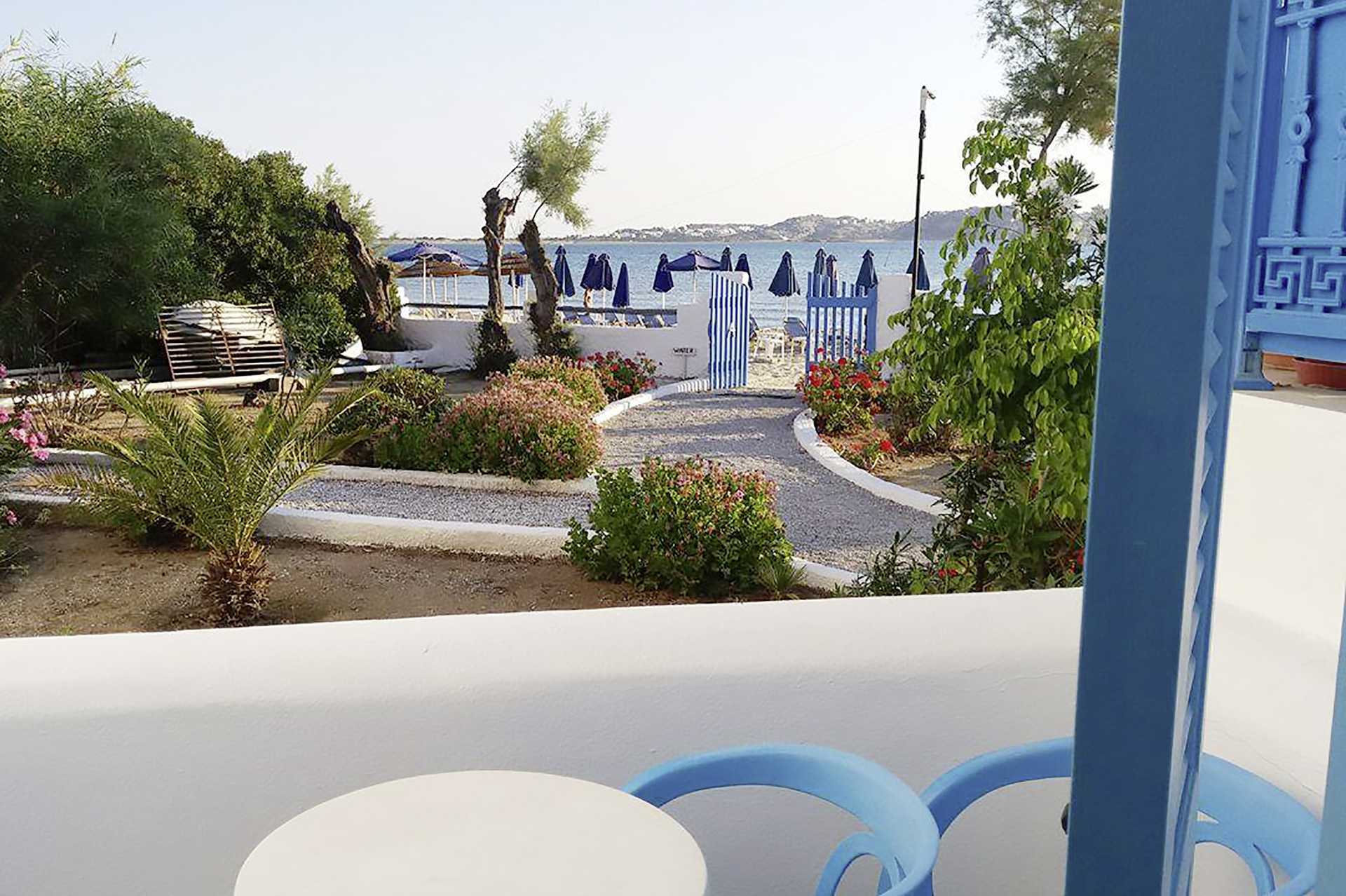 Balkongen fra et av dobbeltrommene på hotell Asteria i Naxos by, Hellas.