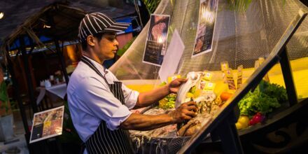 Ta turen på nattmarked og smak på Thailands spesialiteter
