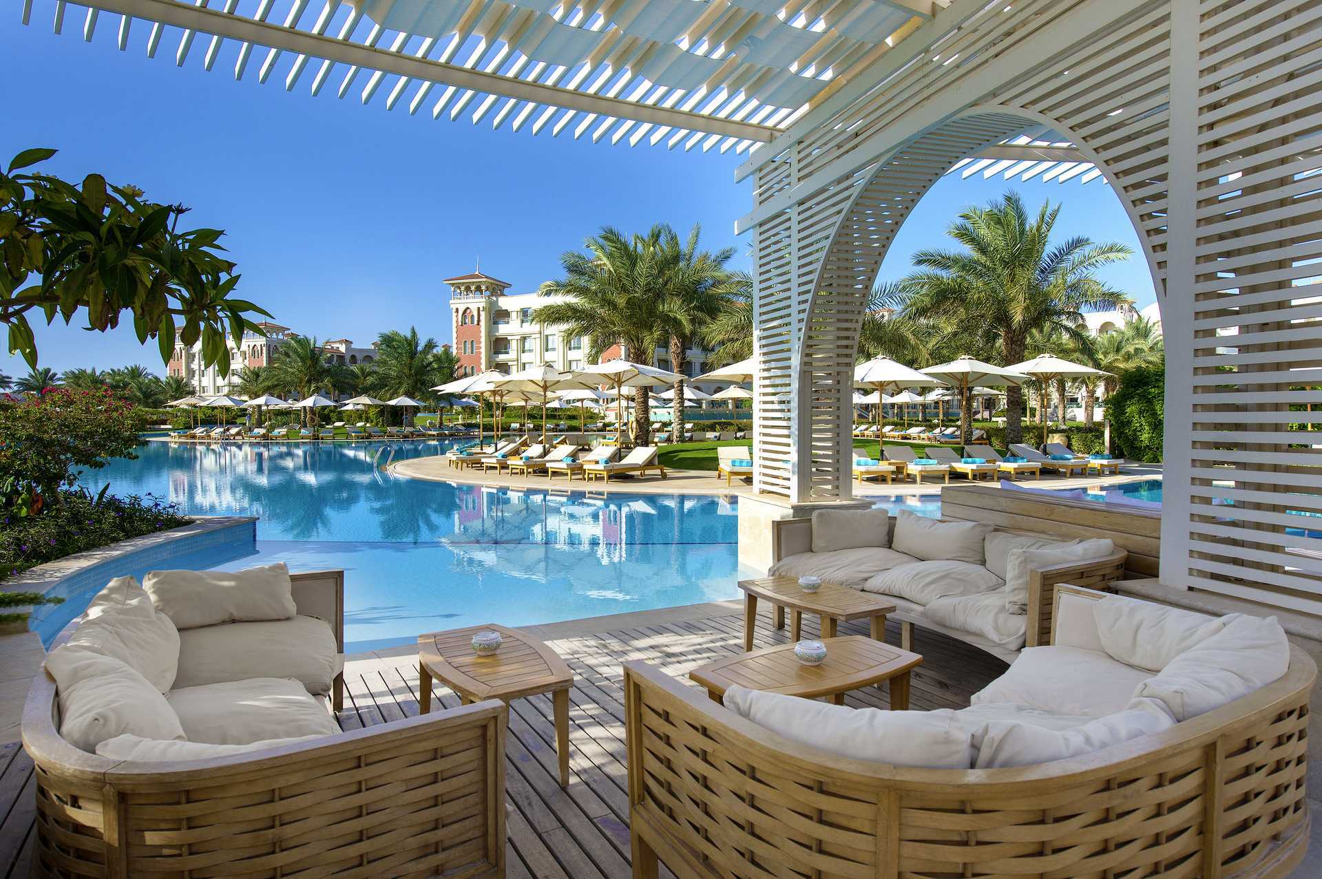 Poolbaren ved evighetsbassenget på Baron Palace Resort i Sahl Hasheesh, Egypt.