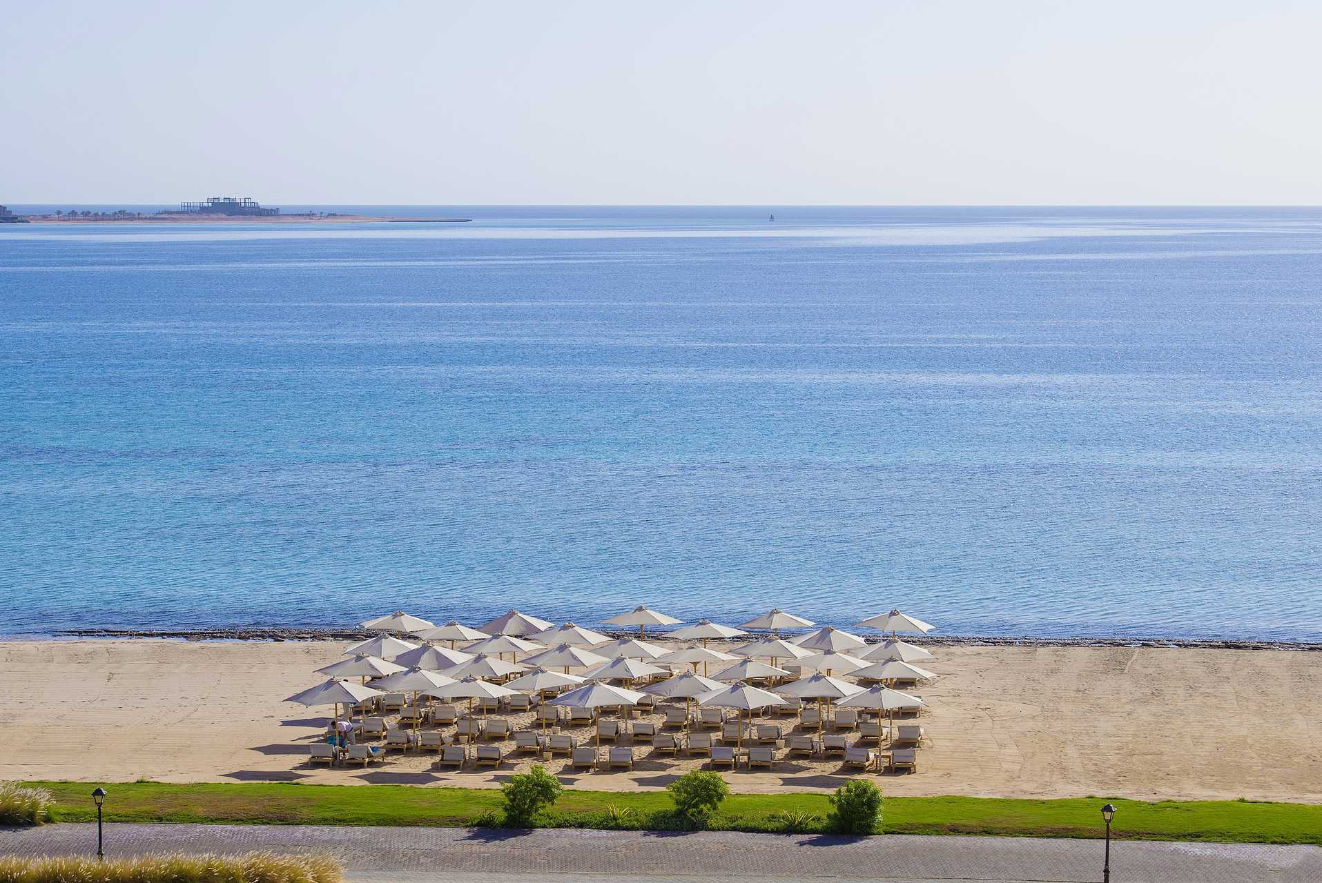 Stranden ved Baron Palace Resort i Sahl Hasheesh, Egypt.