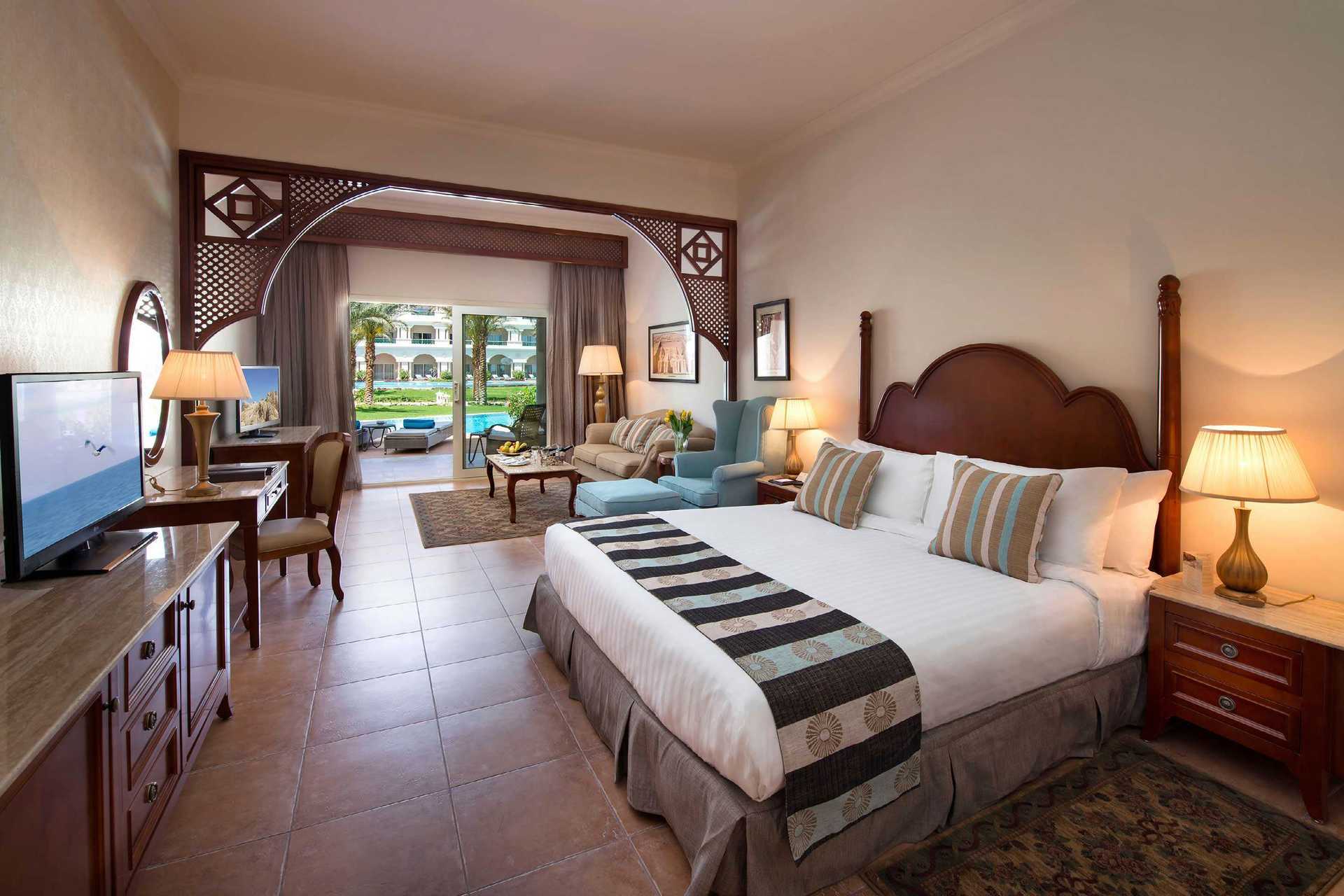 Deluxesuite med felles basseng på Hotel Baron Palace Resort i Sahl Hasheesh, Egypt.