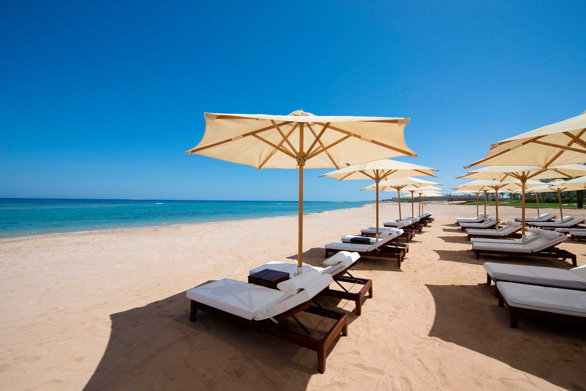 Stranden på Baron Palace Resort i Sahl Hasheesh, Egypt.