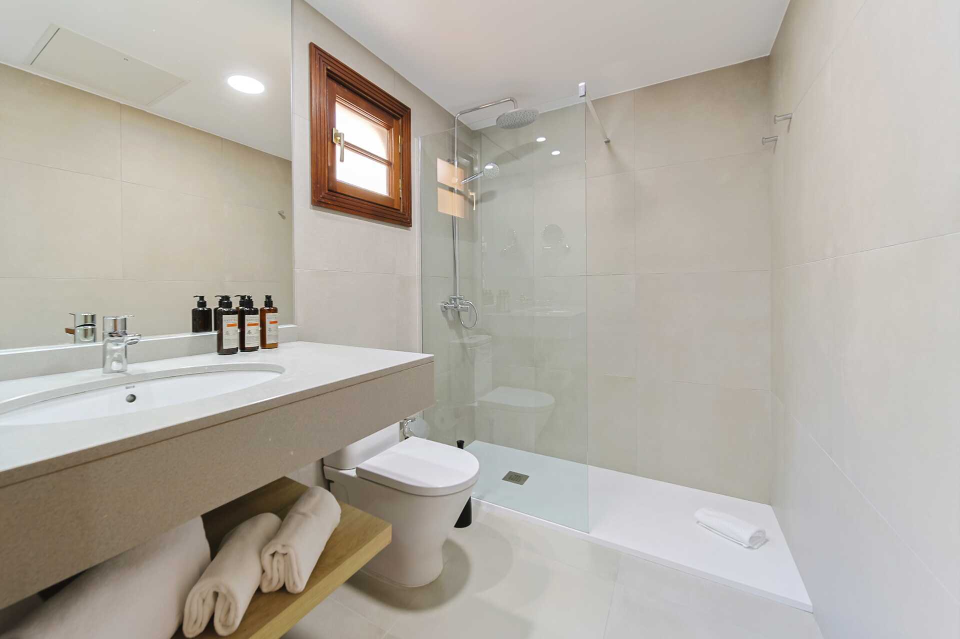 Bildet er en illustrasjon på hvordan resepsjonen/lobbyen vil se ut etter renoveringen.