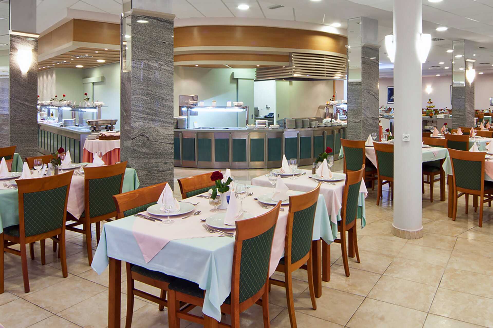 Bufférestauranten på Bluesun Afrodita i Tucepi, Kroatia.