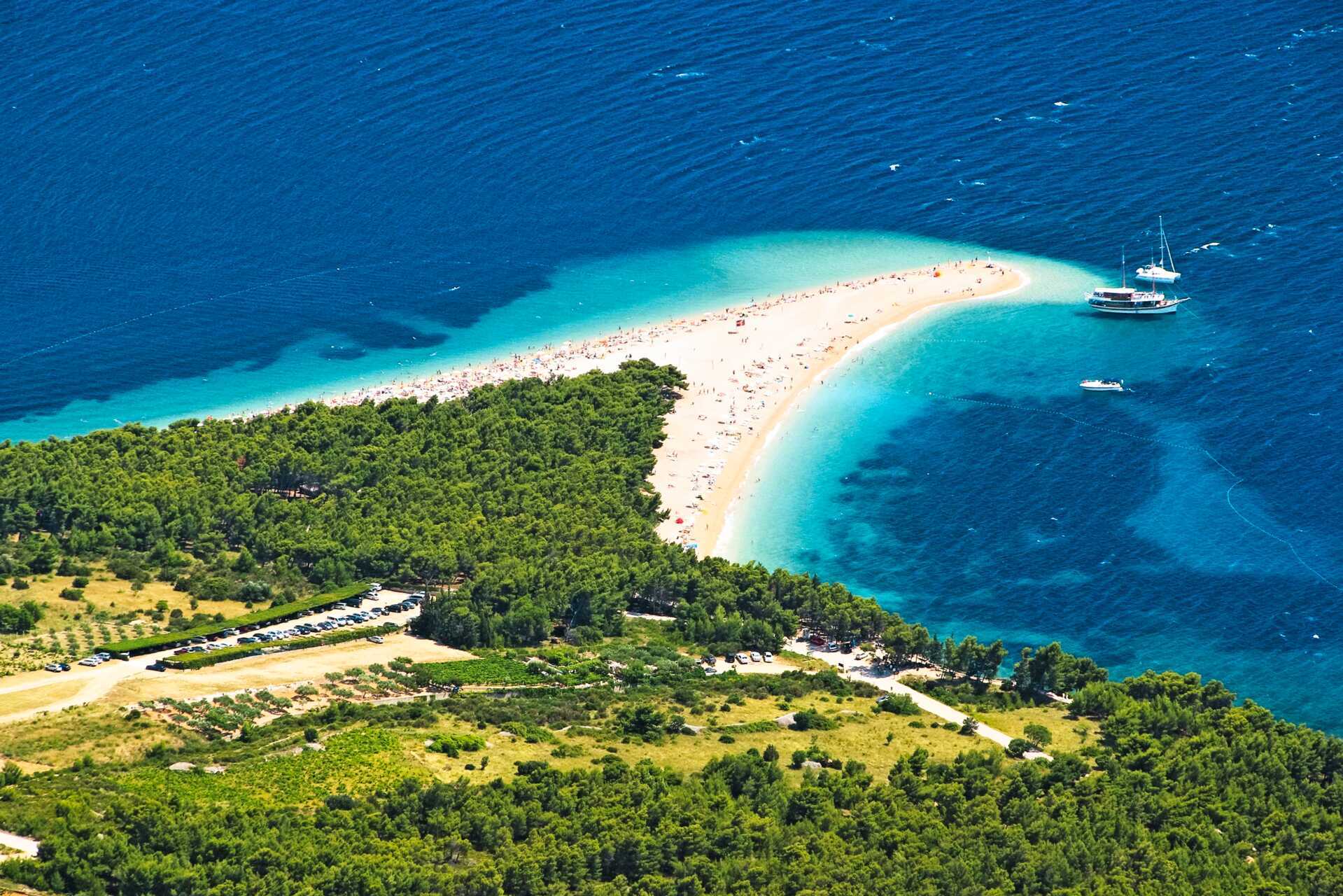 Zlatni Rat-stranden ligger noen kilometer vest for Bol på Brac.