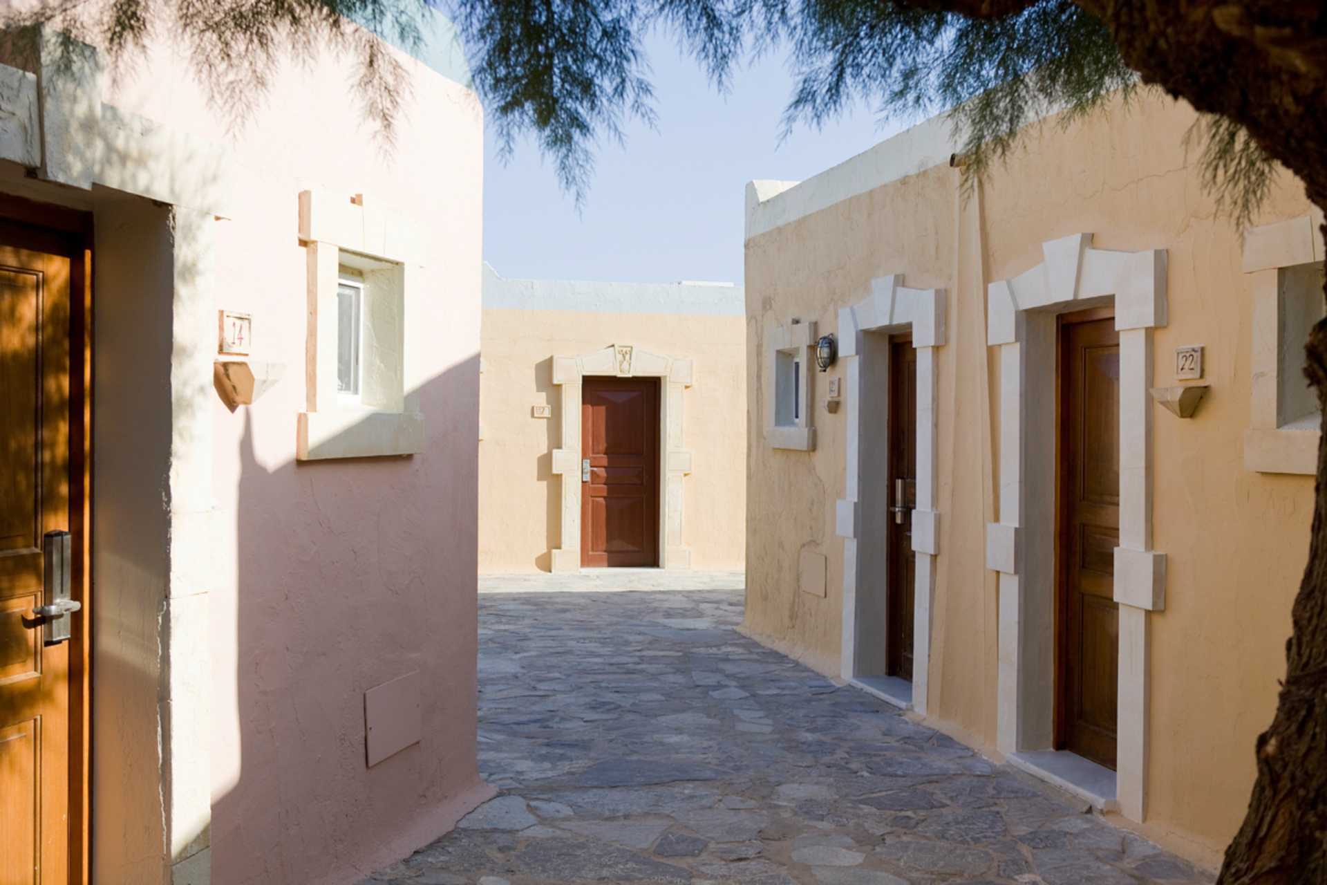 Bungalowlignende bygninger på hotell Aquila Rithymna Beach på Kreta, Hellas.