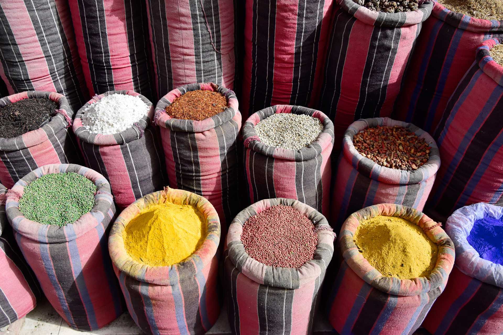 Sjekk ut spennende krydder på markedene i Hurghada.