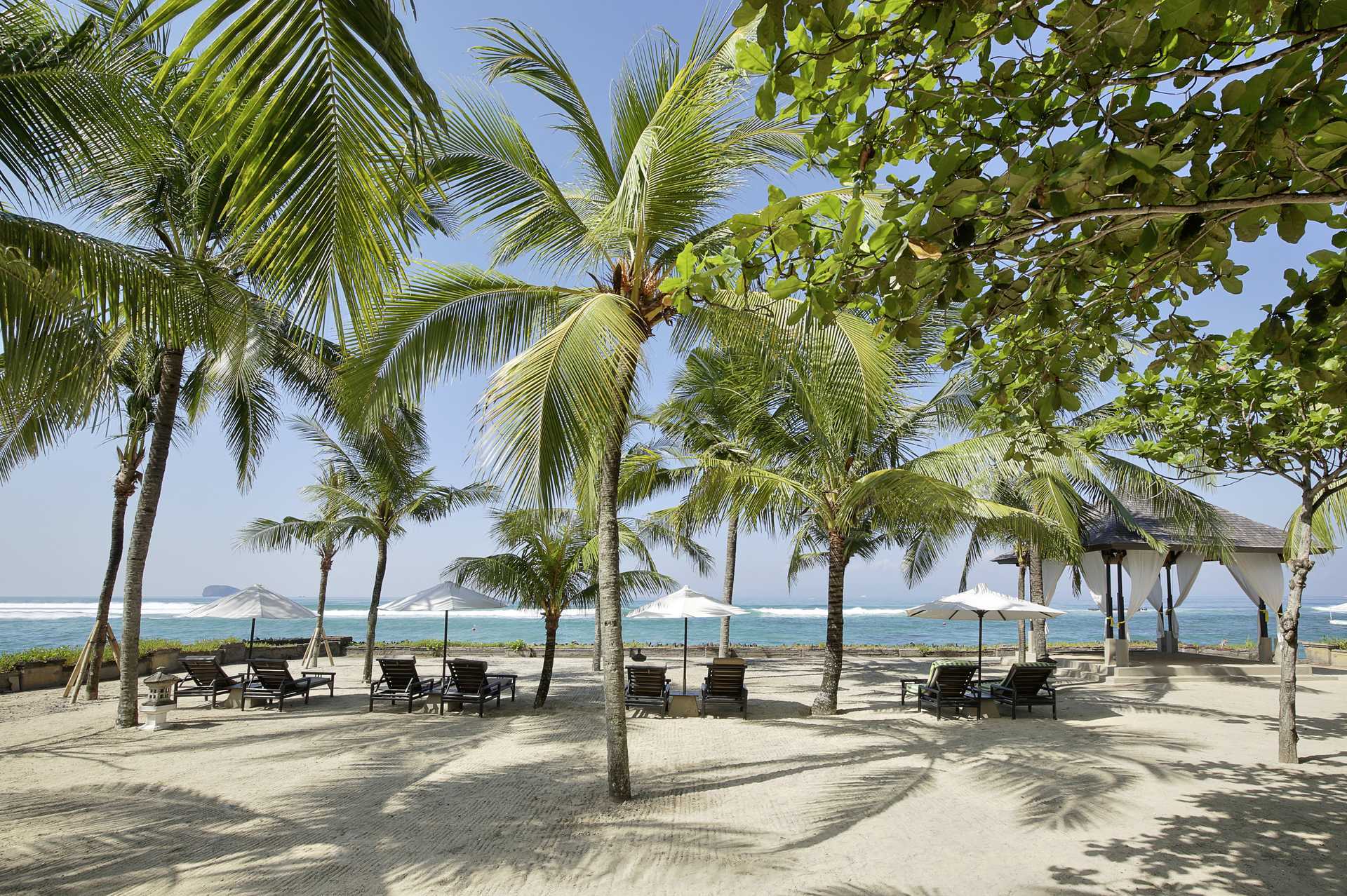 Stranden på Candi Beach Resort &amp; Spa.
