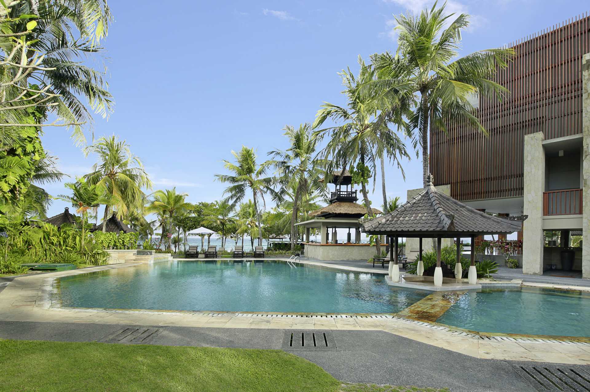 Bassengområdet på Candi Beach Resort &amp; Spa i Candi Dasa, Bali.