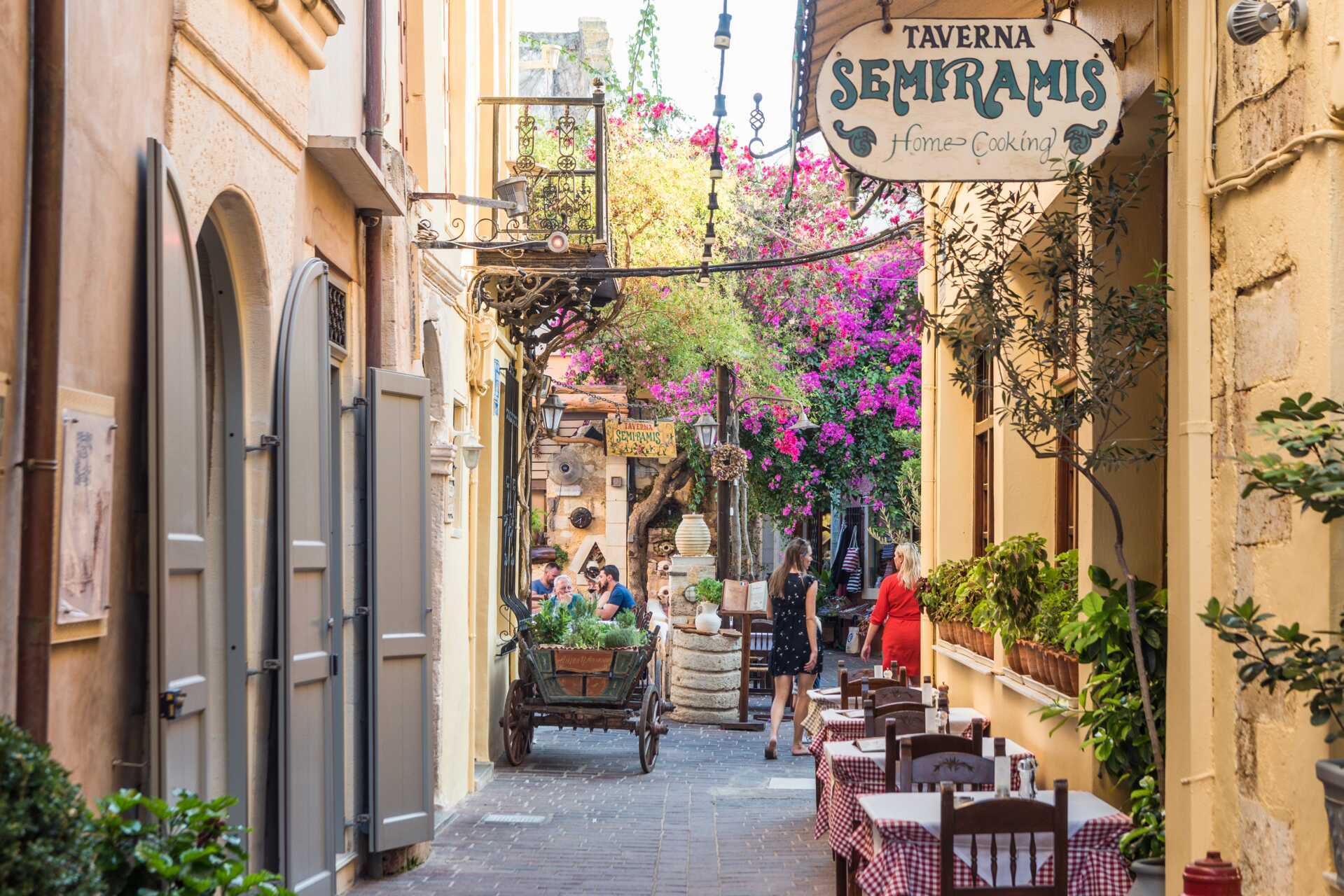 På Premiumreisene Klassisk og Mat & Vin får du en byvandring i Chania by