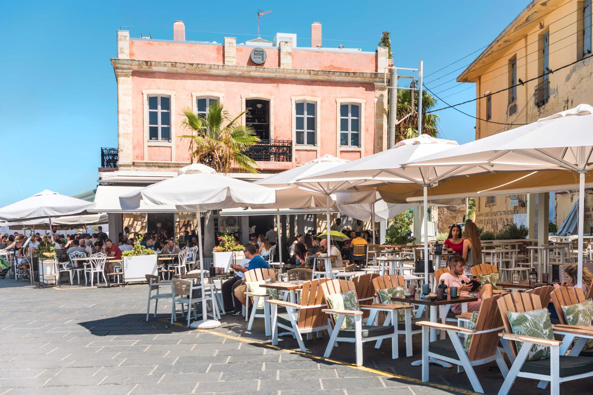 Slå deg ned på en koselig restaurant