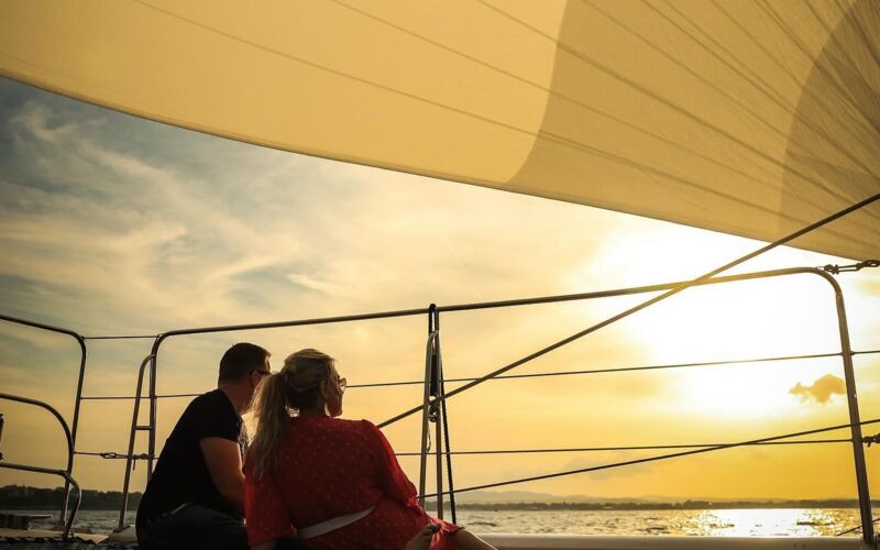 Cruise i solnedgang
