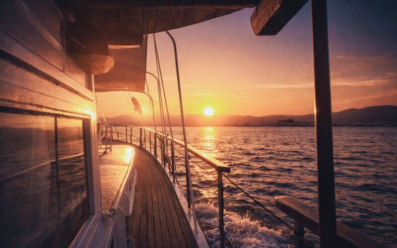 Cruise i solnedgang utentransport.