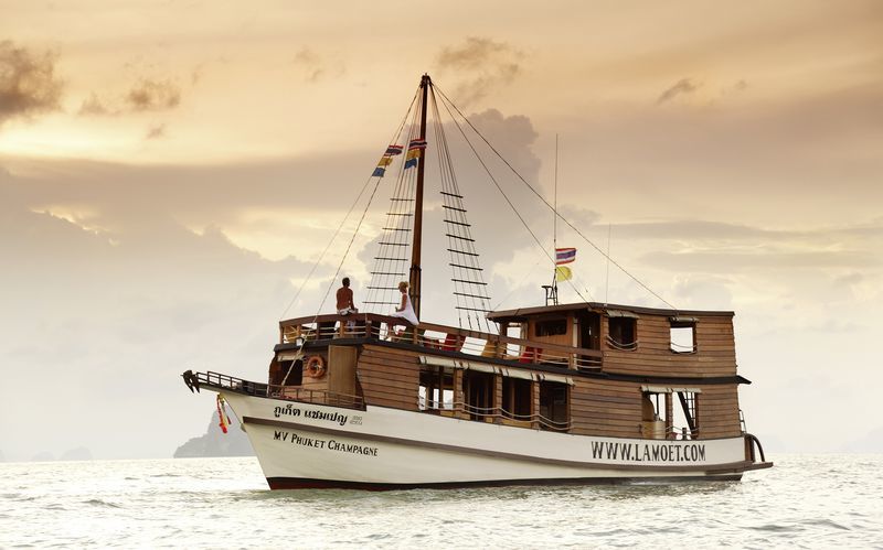 Cruise med bad og solnedgang