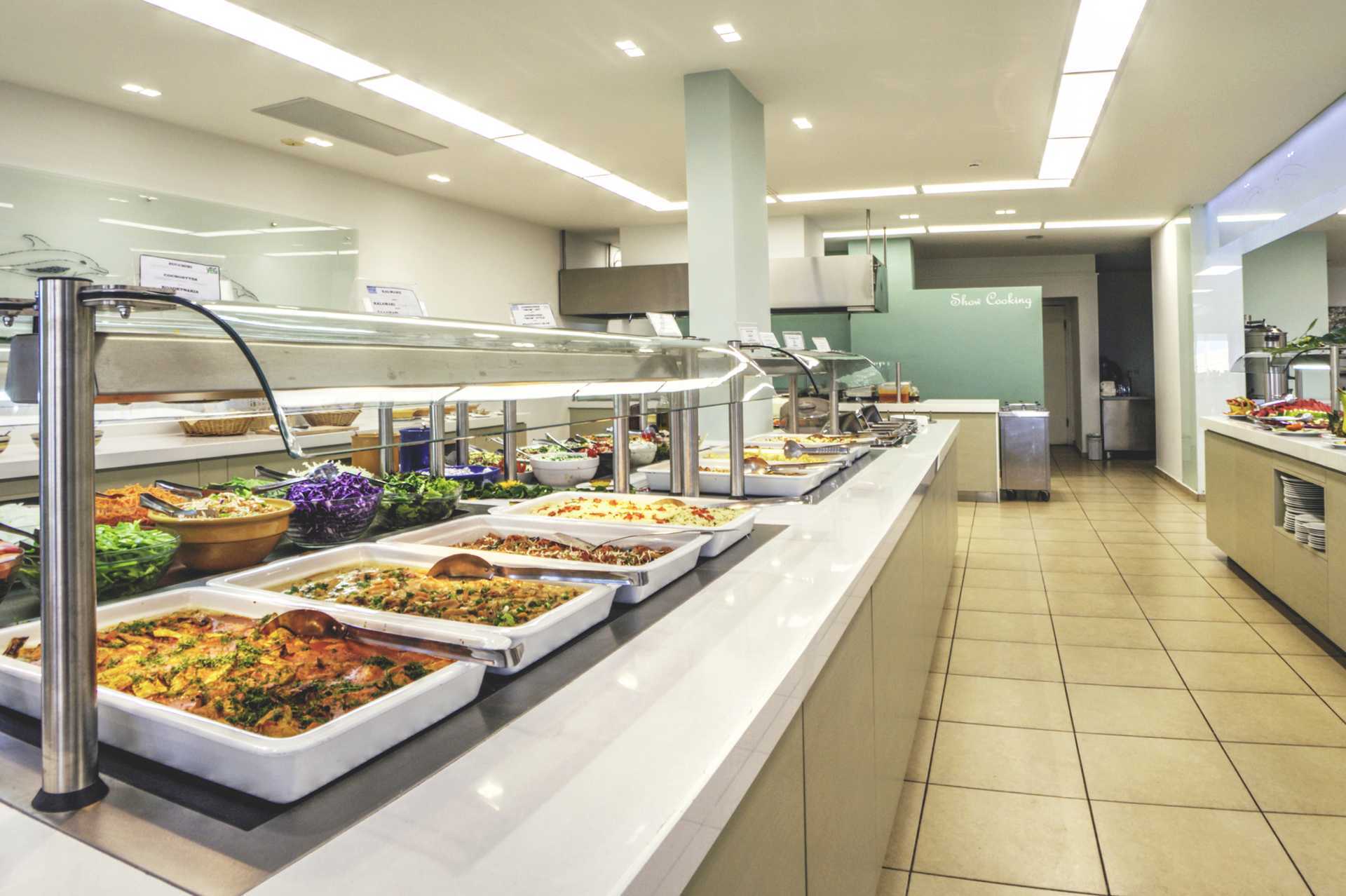 Buffé i hovedrestauranten på Delfinia i Moraitika på Korfu, Hellas.