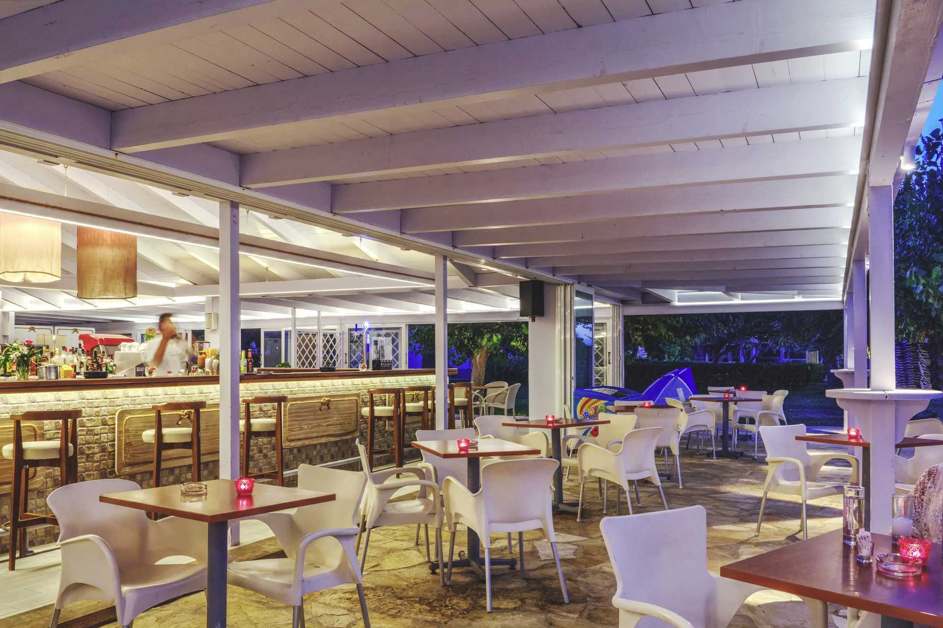 Strandbaren på Delfinia i Moraitika på Korfu, Hellas.