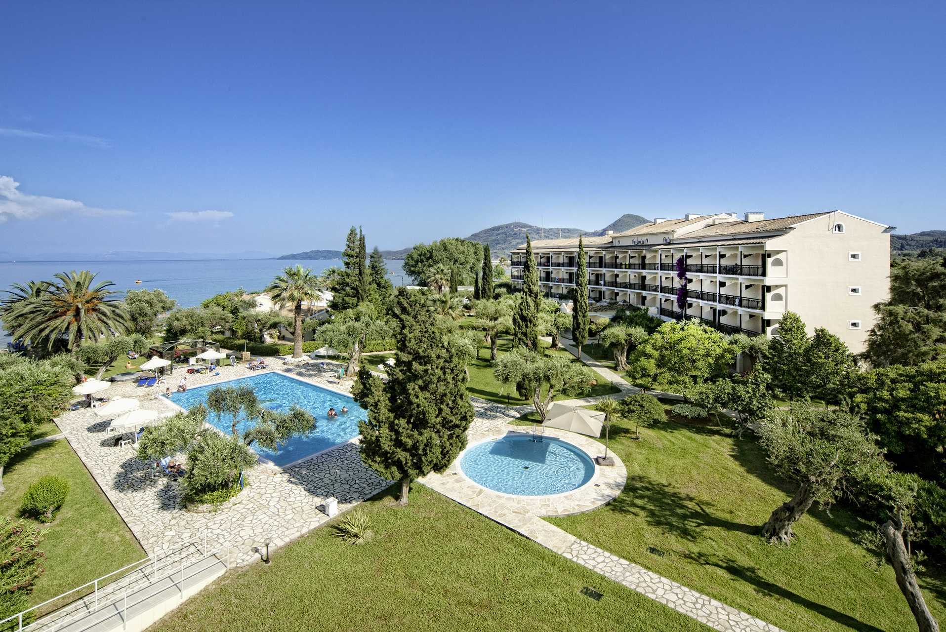 Bassengområdet på Delfinia i Moraitika på Korfu, Hellas.
