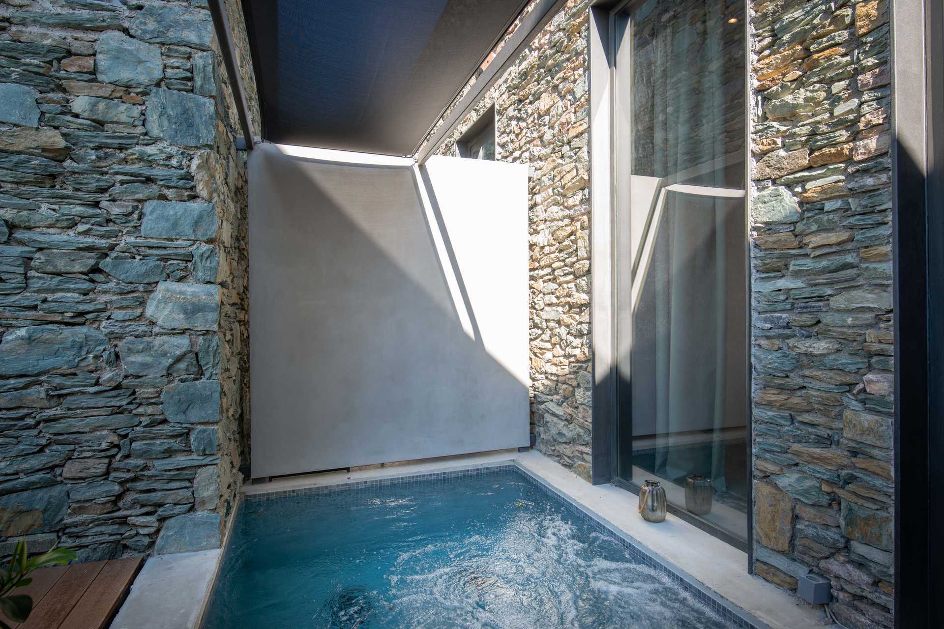 Deluxe med privat jacuzzi.