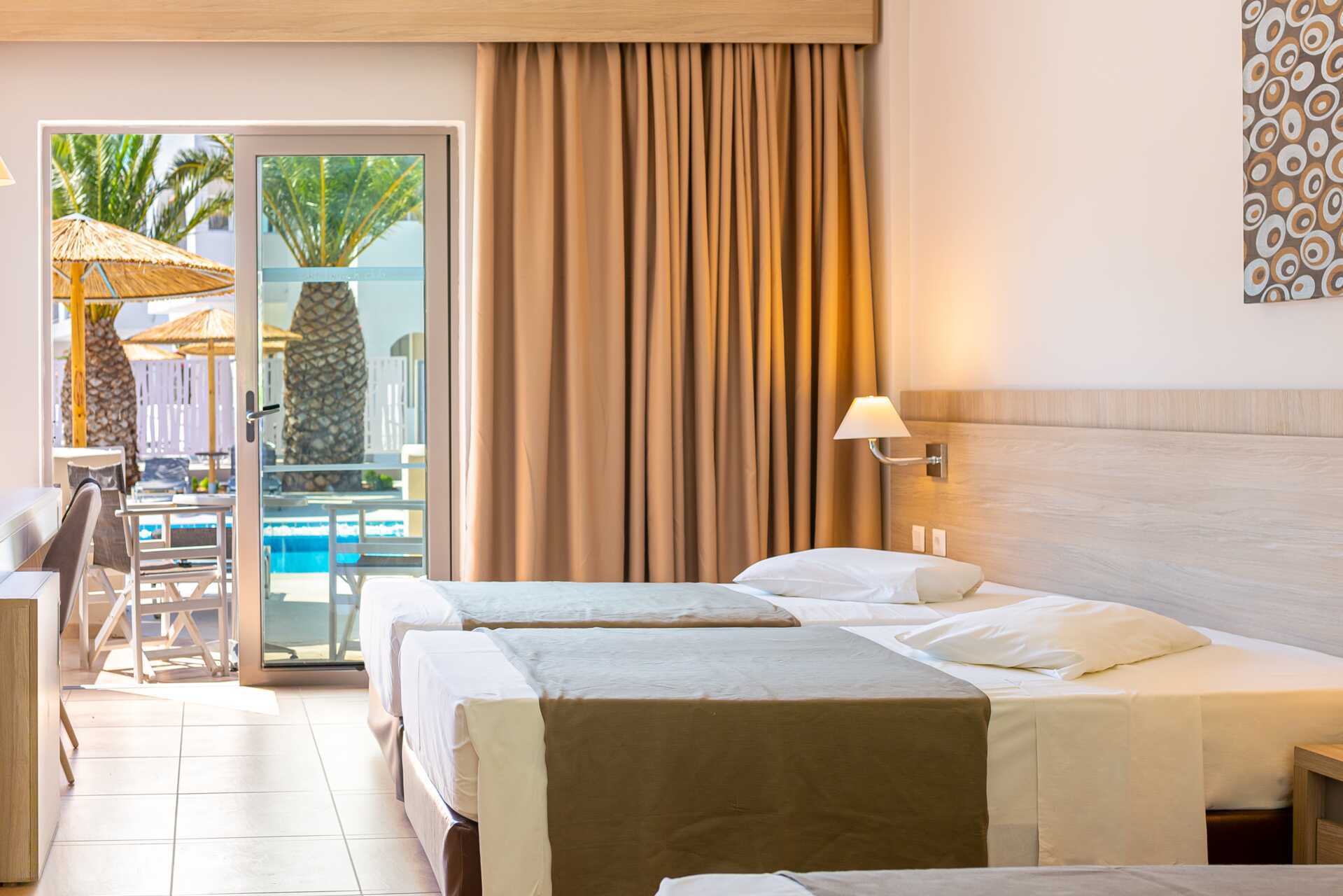 Deluxerom med delt basseng på Akti Beach Club på Kos, Hellas.