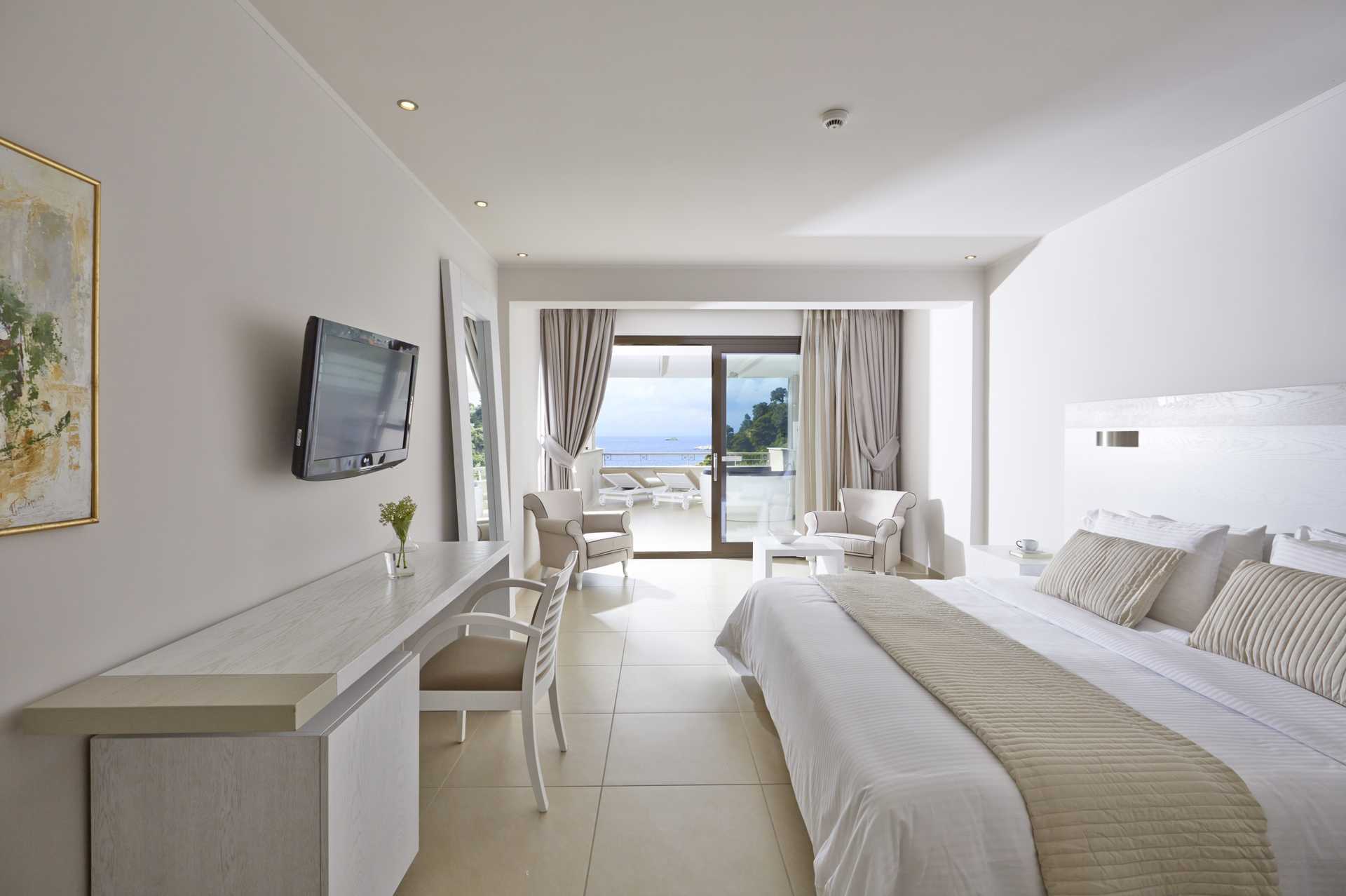 Deluxerom med jacuzzi på Kassandra Bay Suites & Spa i Skiathos, Hellas.