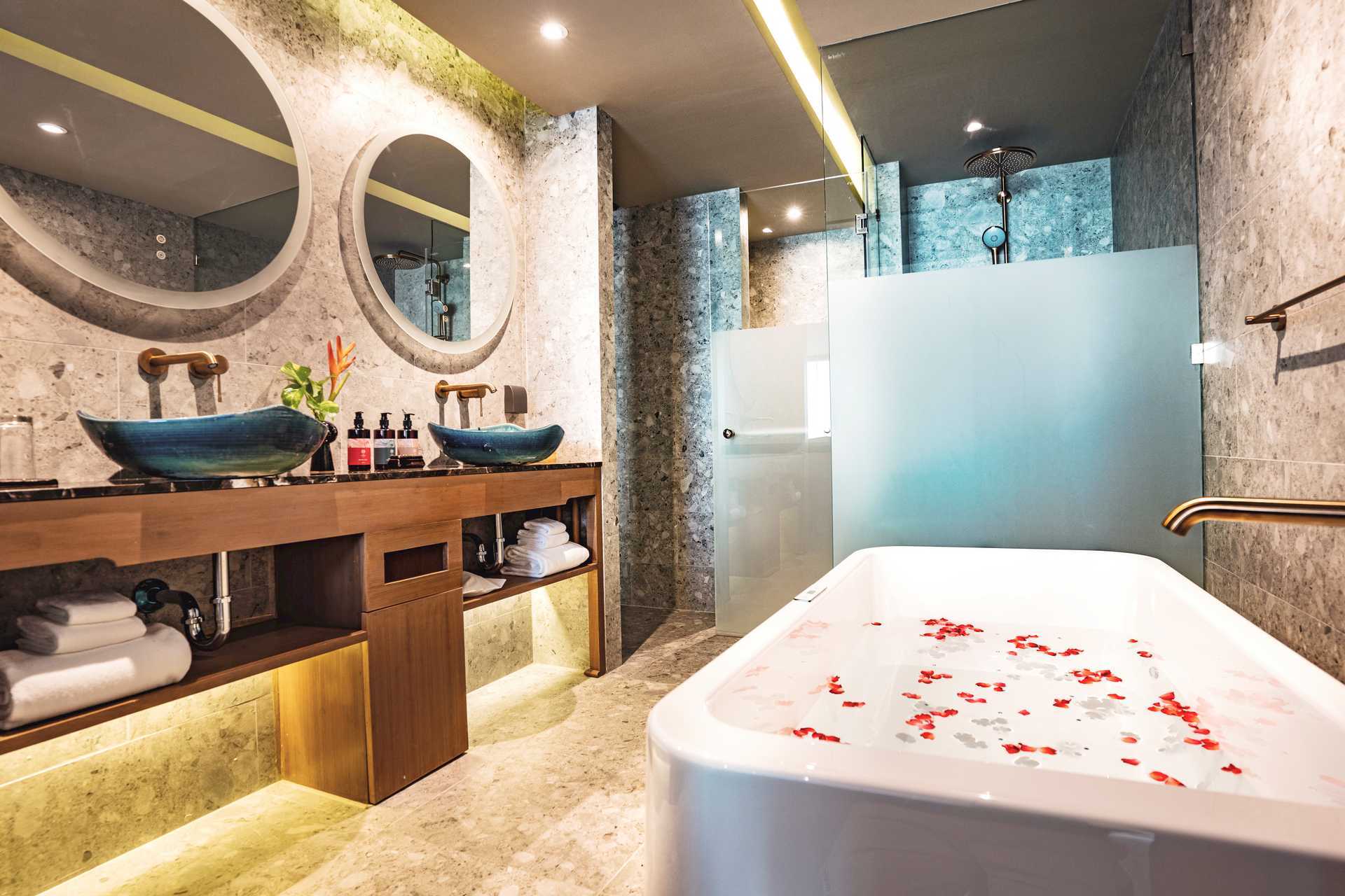 Deluxerom med jacuzzi på La Flora Khao Lak i Khao Lak, Thailand.