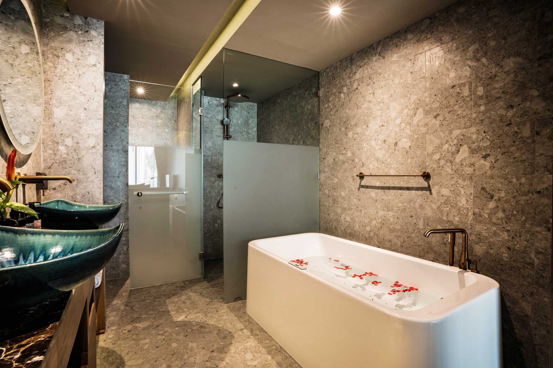 Deluxerom med jacuzzi på La Flora Khao Lak i Khao Lak, Thailand.