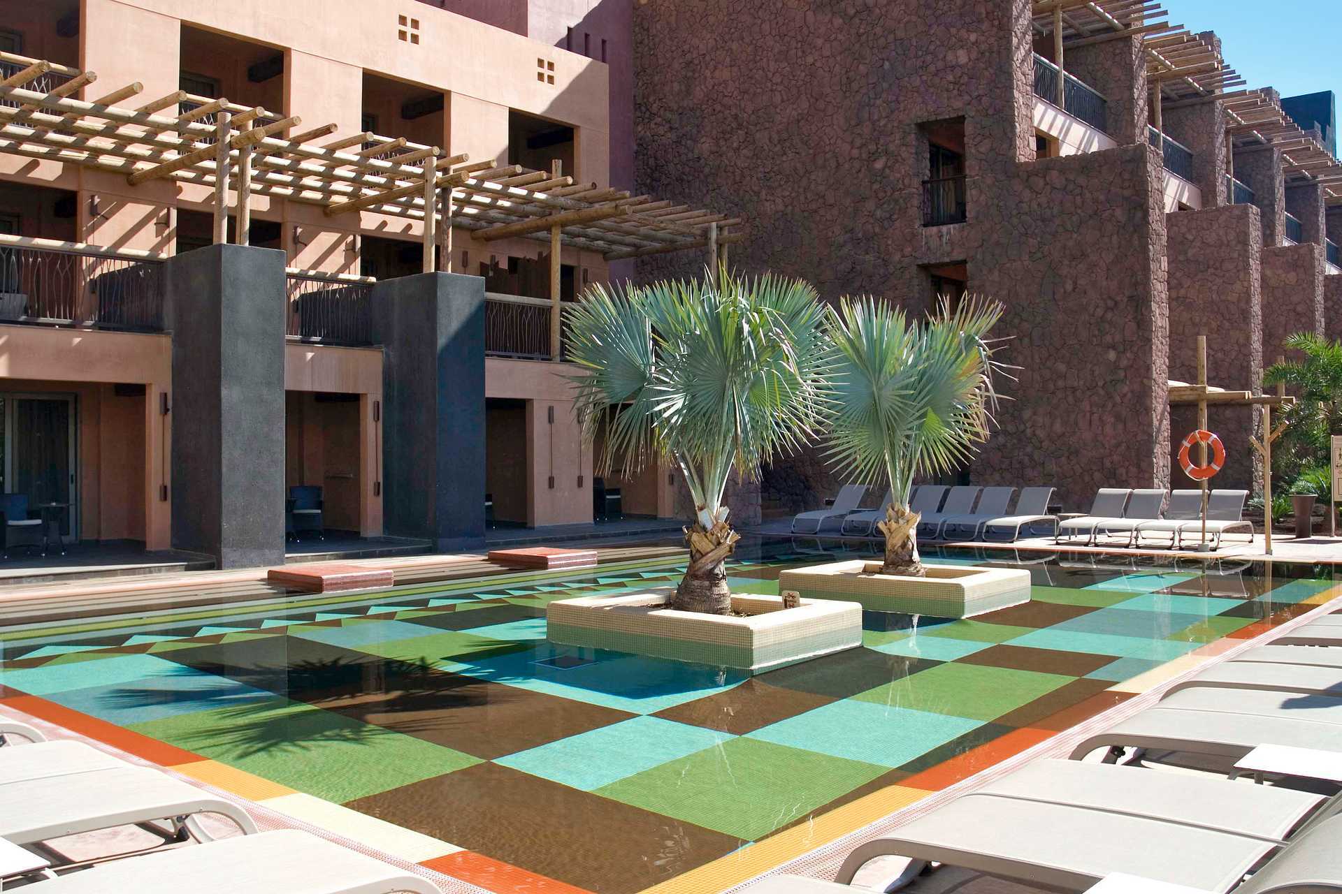 Deluxerom med utgang til basseng på Lopesan Baobab Resort i Meloneras, Gran Canaria.