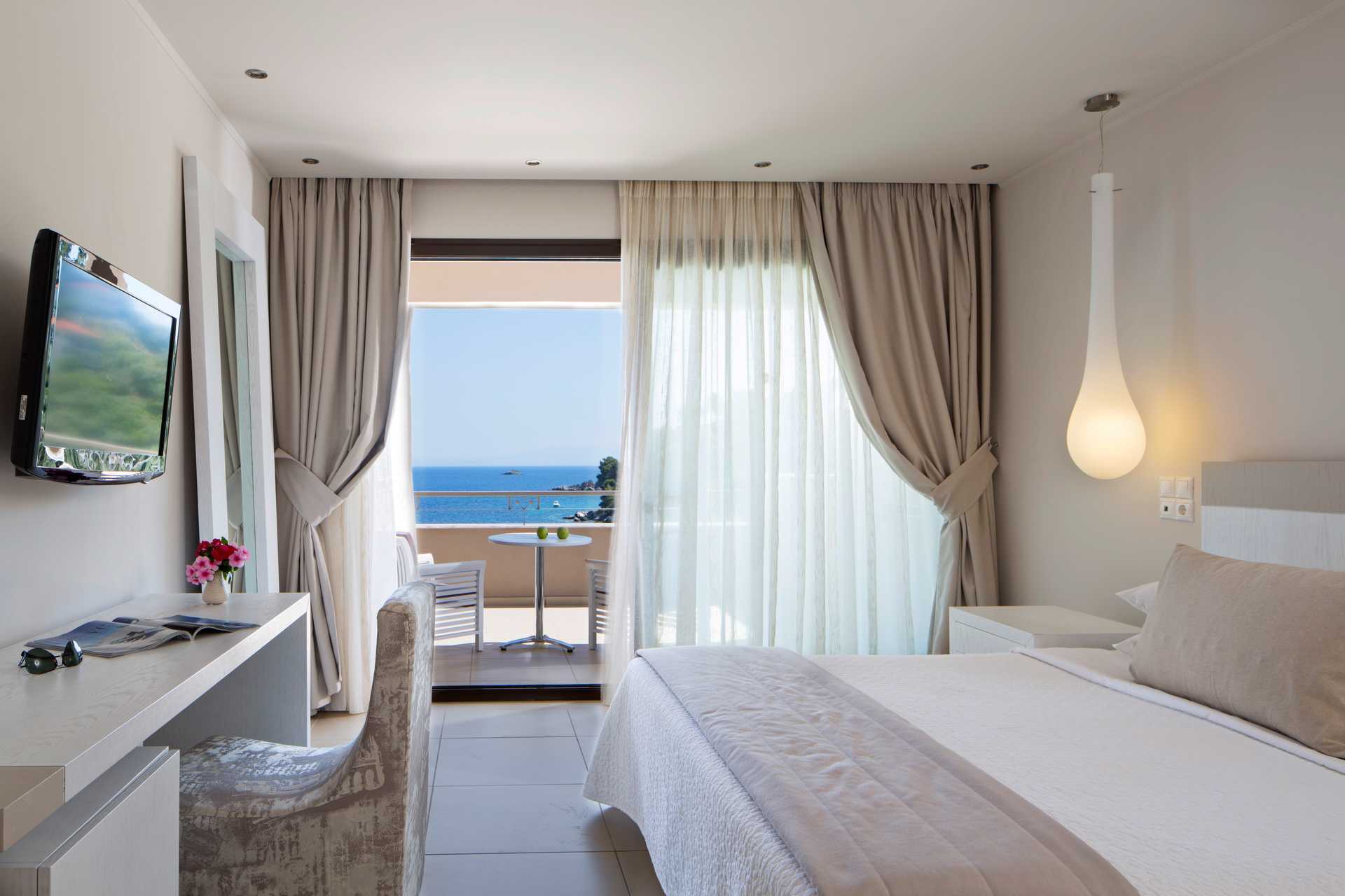 Deluxerom på Kassandra Bay på Skiathos, Hellas.