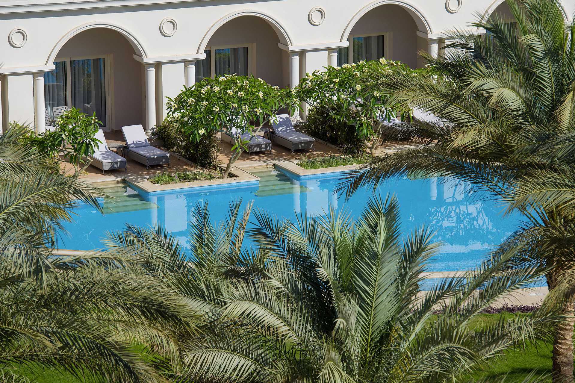 Deluxesuite med felles basseng på Baron Palace Resort i Sahl Hasheesh, Egypt.