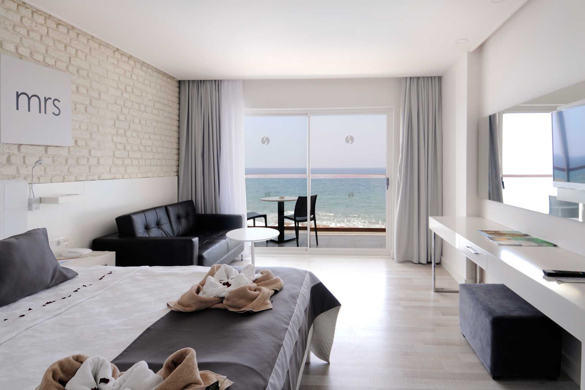 Dobbeltrom front area på Apollo Mondo Family Gold Island i Alanya, Tyrkia.