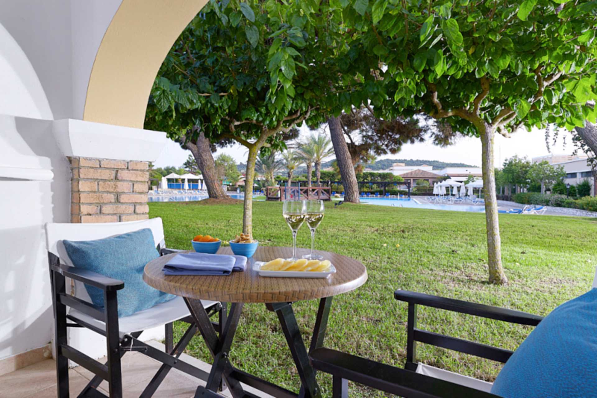 Dobbeltrom i bungalow på Aldemar Olympian Village i Skafidia, Hellas.