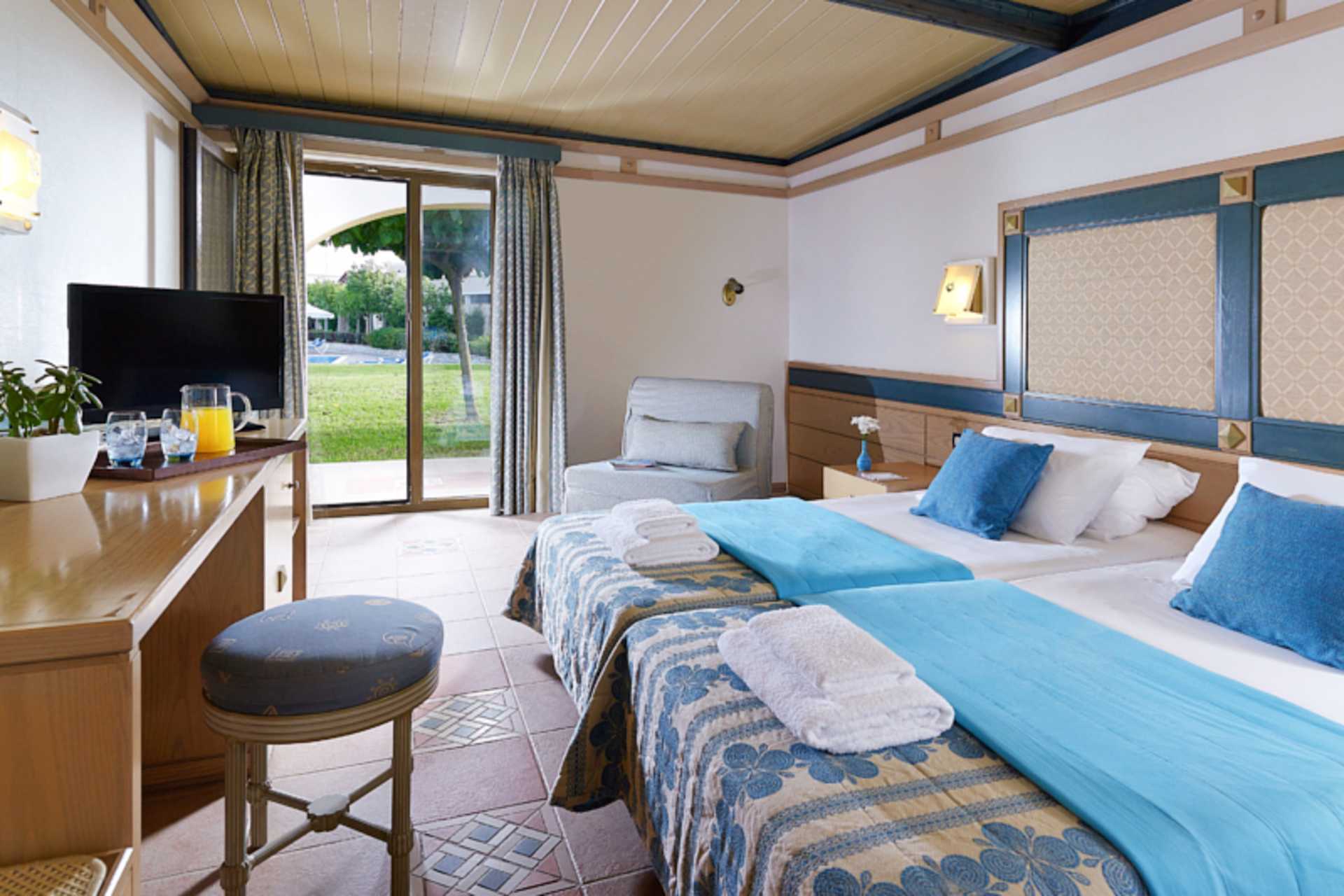 Dobbeltrom i bungalow på Aldemar Olympian Village i Skafidia, Hellas.