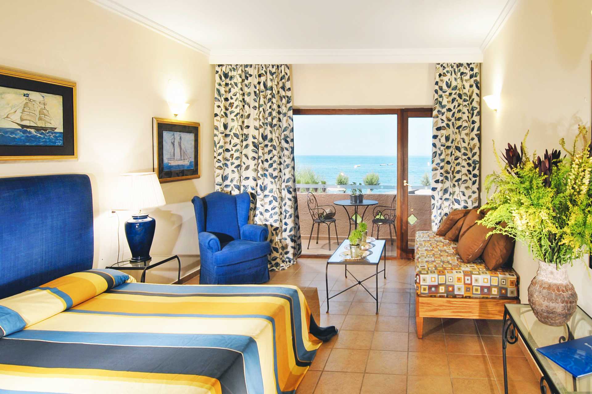 Dobbeltrom i bungalow på hotell Aquila Rithymna Beach på Kreta, Hellas.